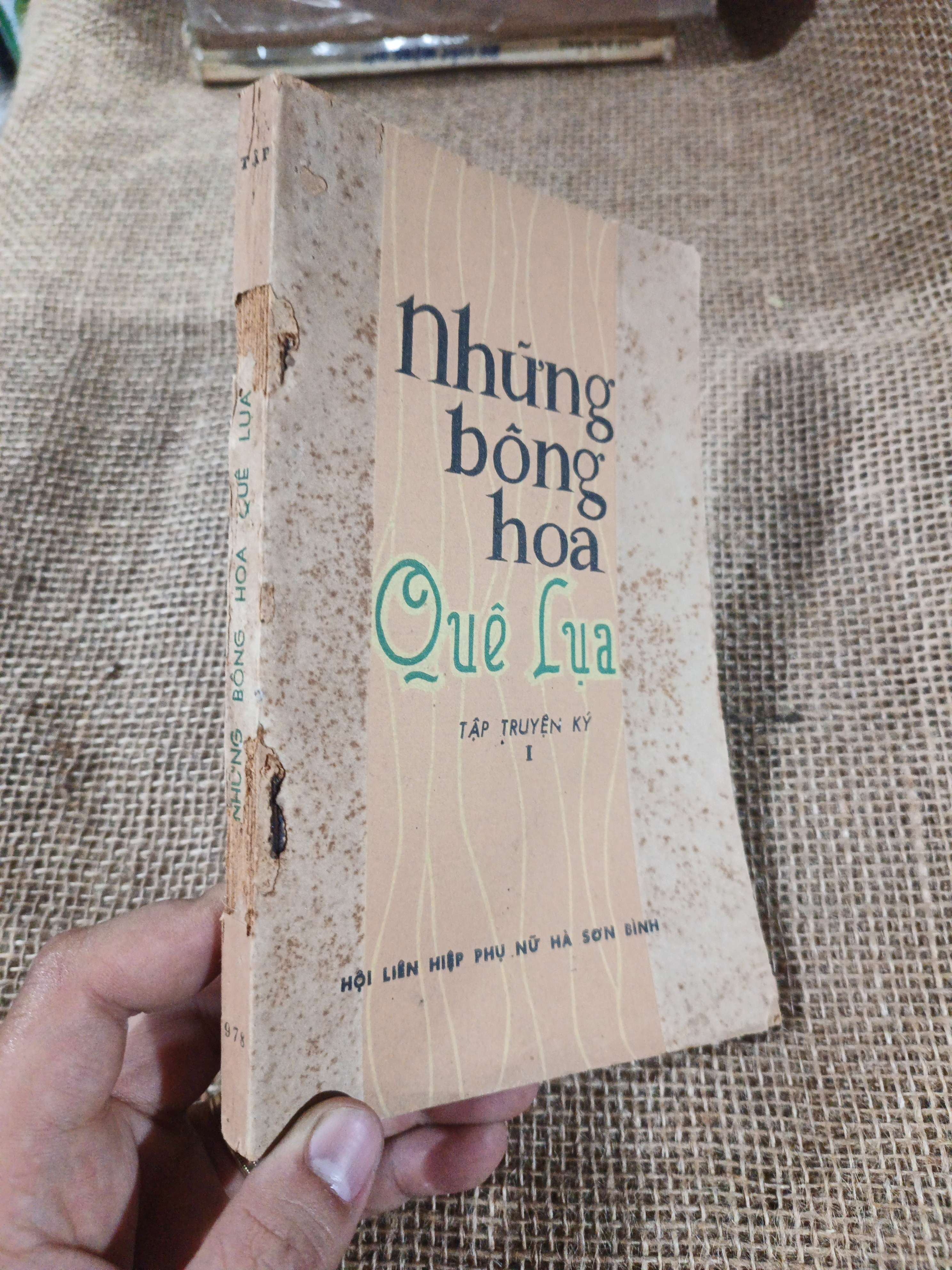 Những bông hoa Quê Lụa 1978 mới 70% ố rách gáy (Văn học Việt Nam) HLSC2404 (NSX)