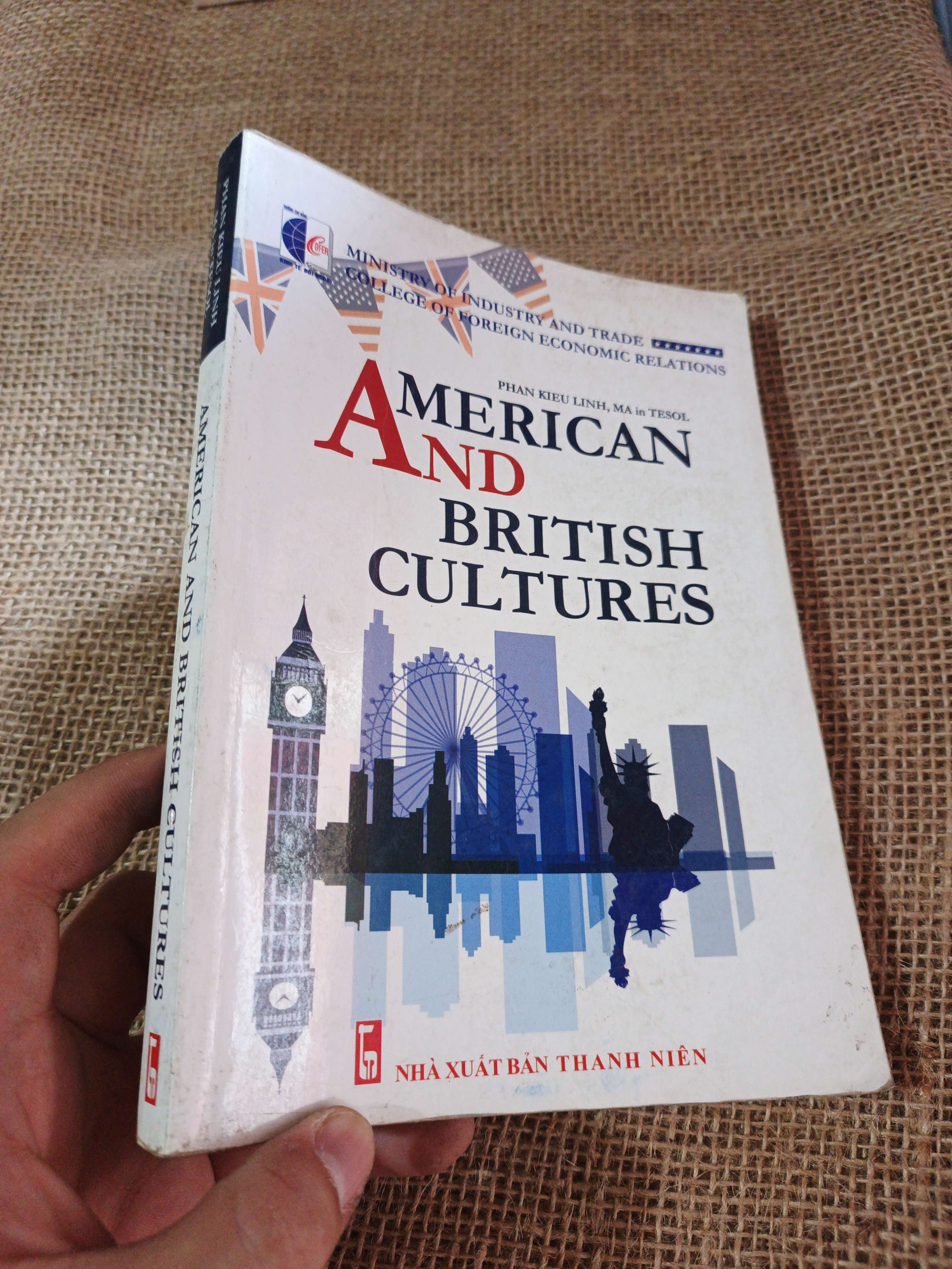 AMERICAN AND BRITISH CULTURES 2014 mới 80% có viết (Sách tự học tiếng Anh) HLSC2404 (NSX)