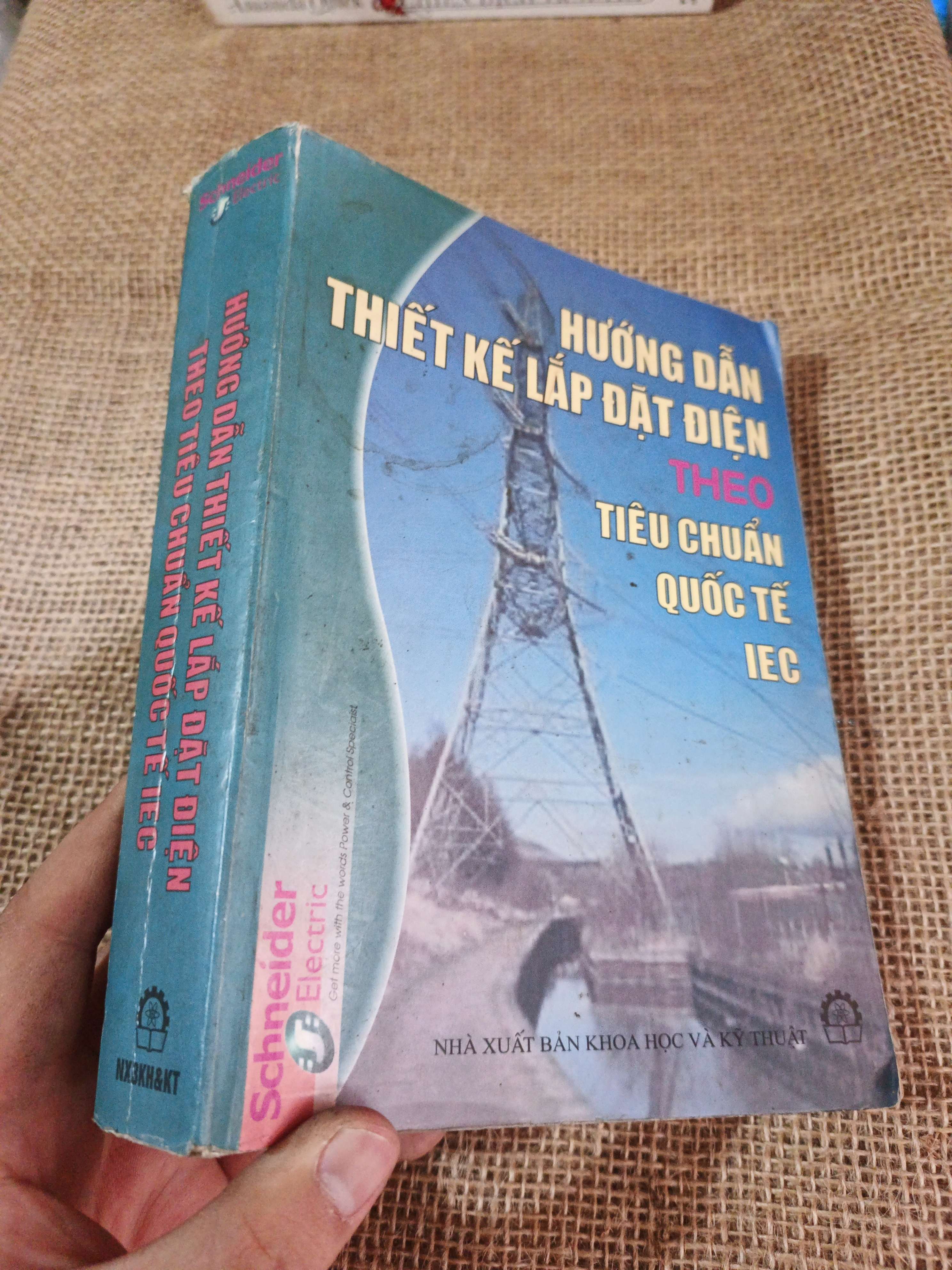 Hướng dẫn thiết kế lắp đặt điện theo tiêu chuẩn quốc tế IEC 2009 mới 80% ố (Sách giáo khoa - giáo trình) HLSC2404 (NSX)