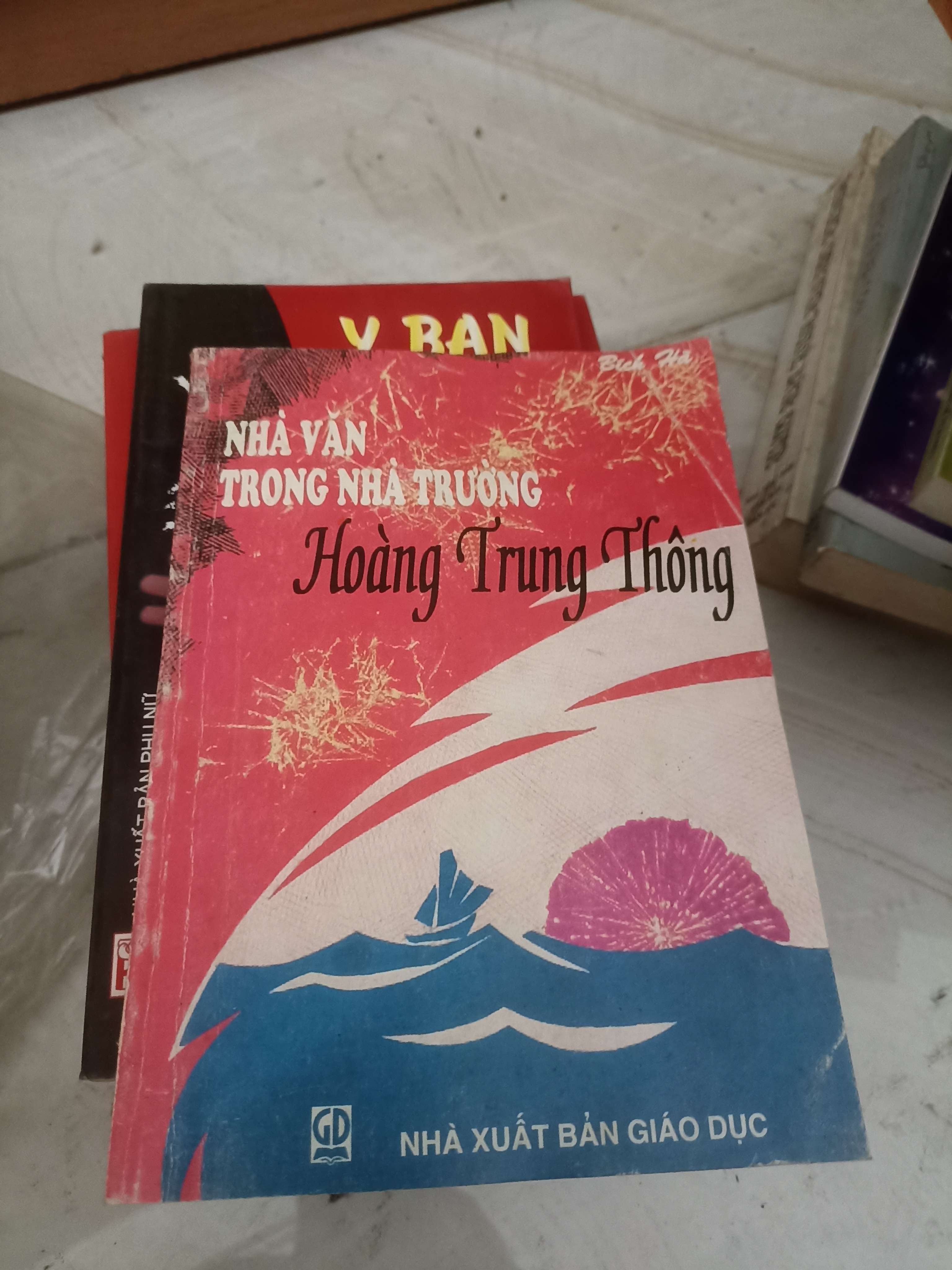 Nhà văn trong nhà trường: Hoàng Trung Thông (Giáo khoa) VAVO