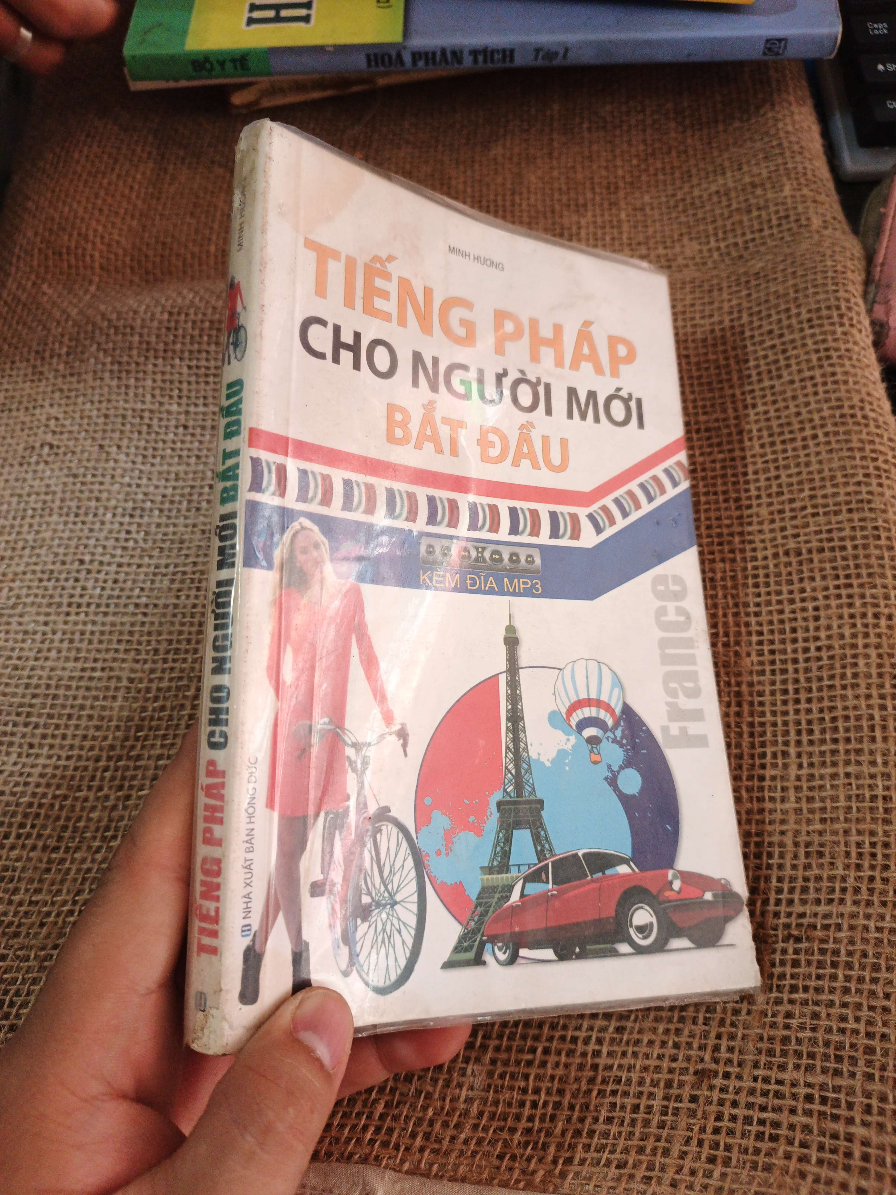 TIẾNG PHÁP CHO NGƯỜI MỚI BẮT ĐẦU 2016 mới 80%(Sách học tiếng Pháp) HLSC2404