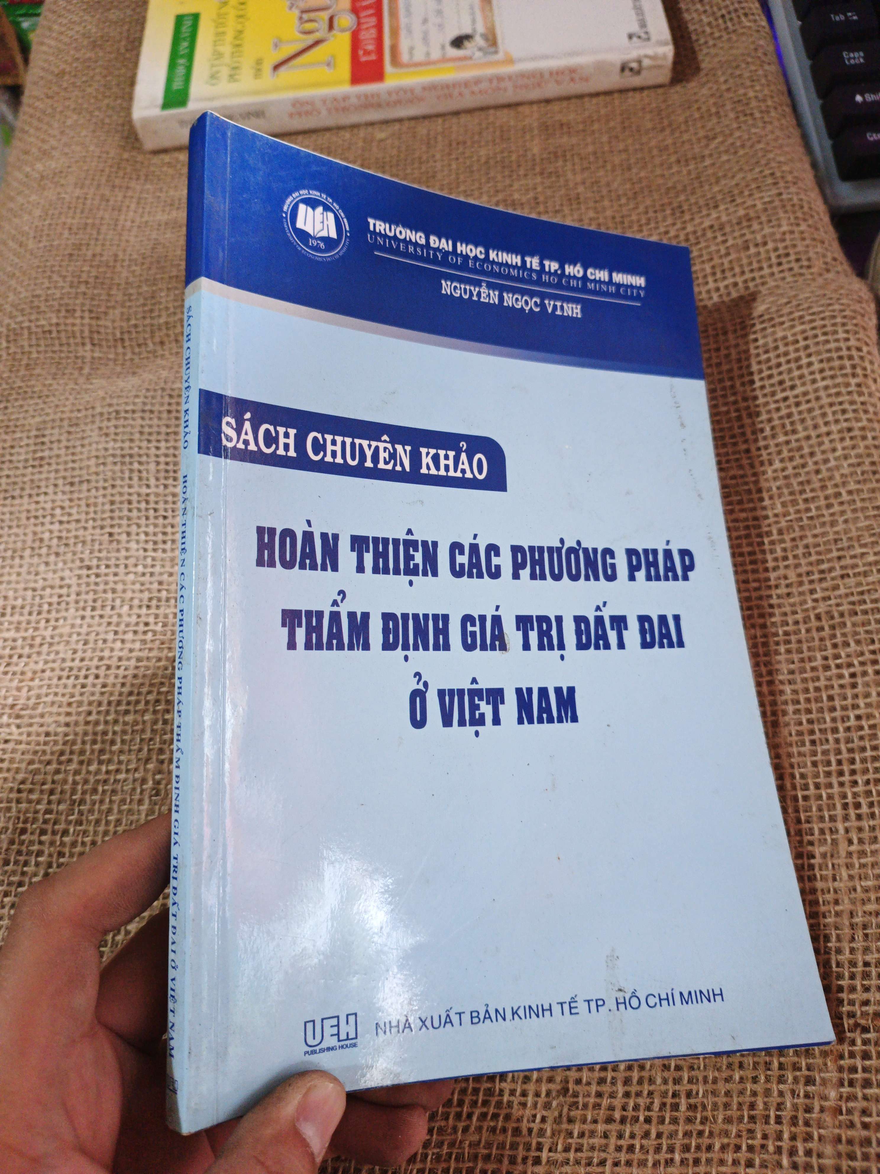 HOÀN THIỆN CÁC PHƯƠNG PHÁP THẨM ĐỊNH GIÁ TRỊ ĐẤT ĐAI Ở VIỆT NAM mới 90%(Giáo trình đại học - cao đẳng) HLSC2404
