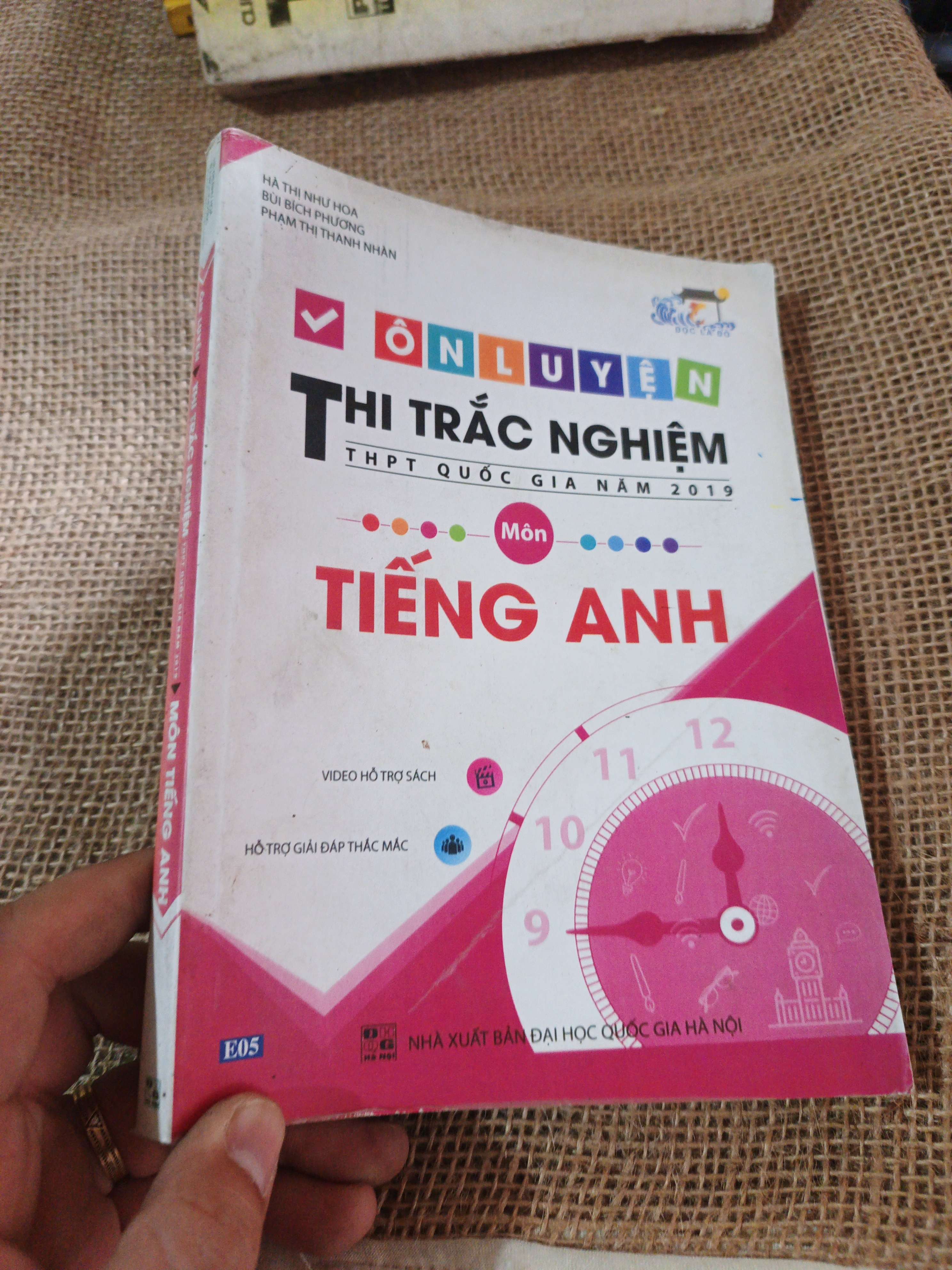 Ôn Luyện Thi Trắc Nghiệm Môn Tiếng Anh sách photo(Tham khảo - luyện thi) HLSC2404