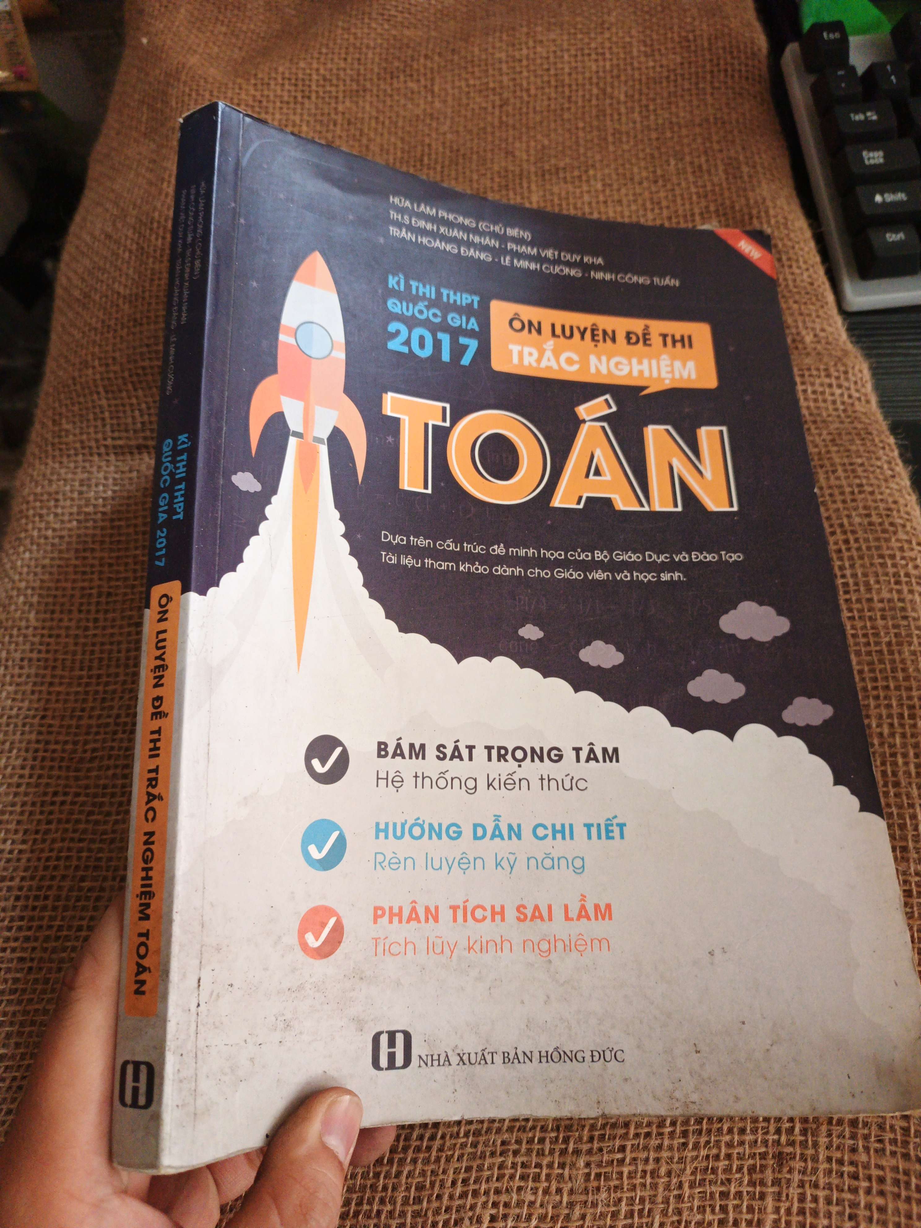 Kỳ thi THPT Quốc gia 2018: Ôn luyện đề thi trắc nghiệm Toán 2017 mới 80% (Sách giáo khoa - giáo trình) HLSC060526