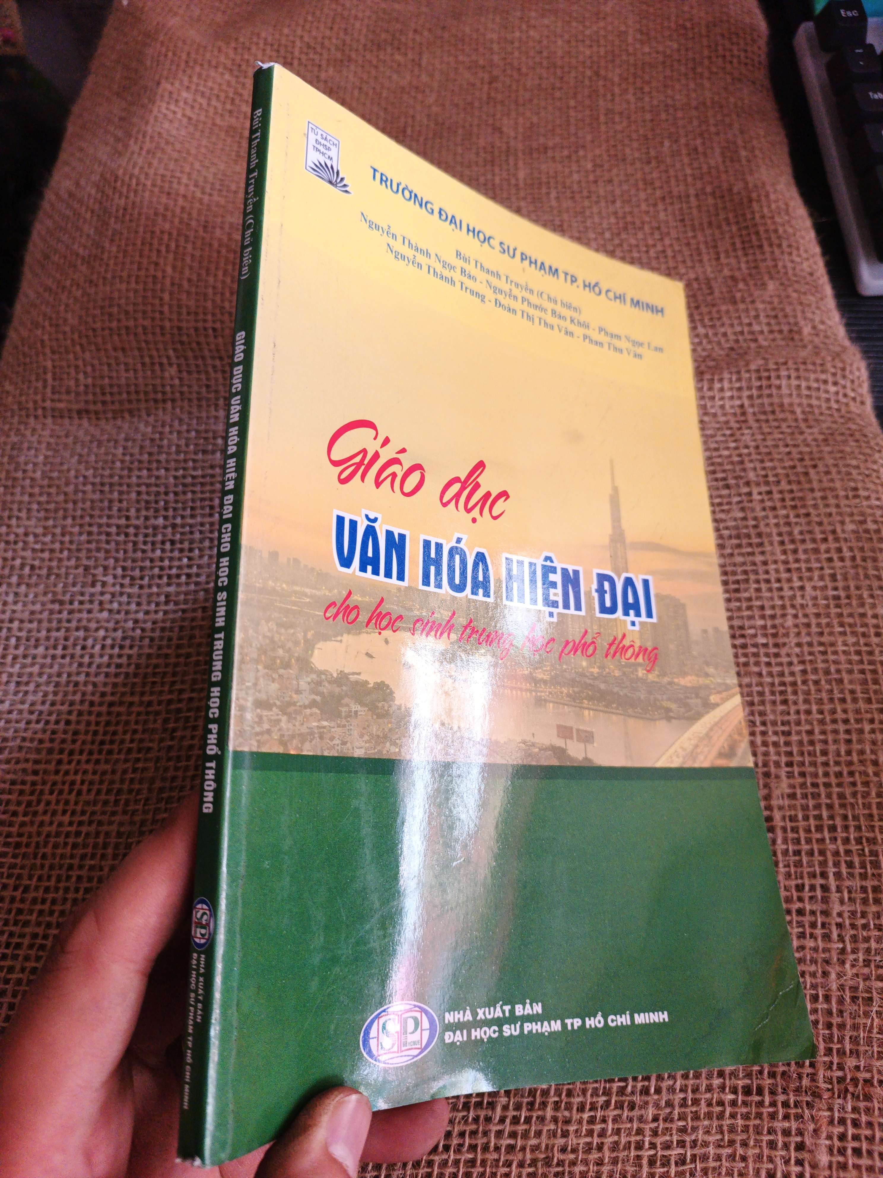 Giáo dục văn hoá hiện đại cho học sinh Trung học Phổ thông 2019 mới 80% ẫm (Sách giáo khoa - giáo trình) HLSC060526