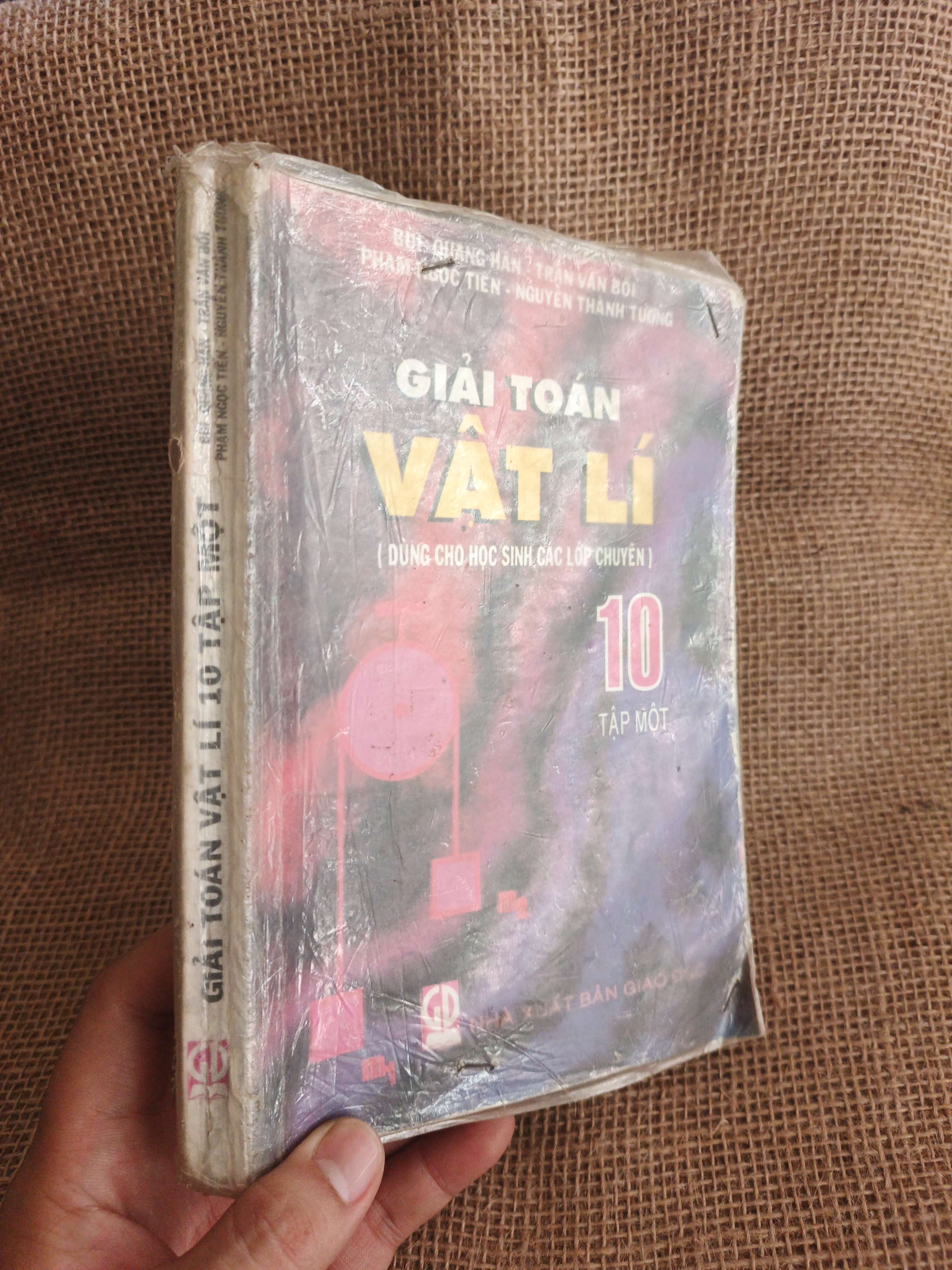 Giải toán vật lí 10 tập một 2001 mới 80% (Kỹ năng sống) HCM060526