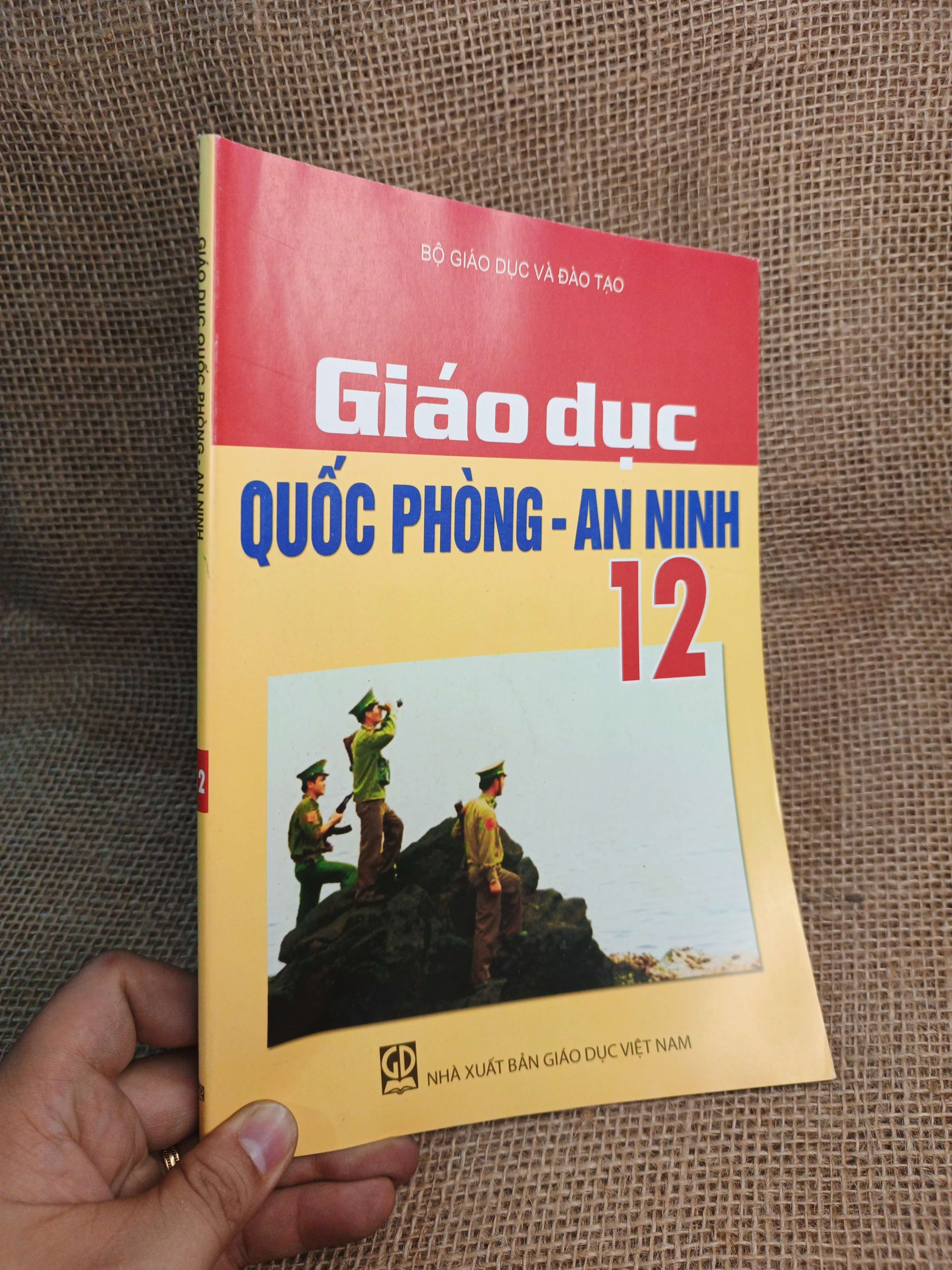 Giáo dục Quốc phòng-An ninh 12 2022 mới 90% (Sách giáo khoa - giáo trình) HCM060526