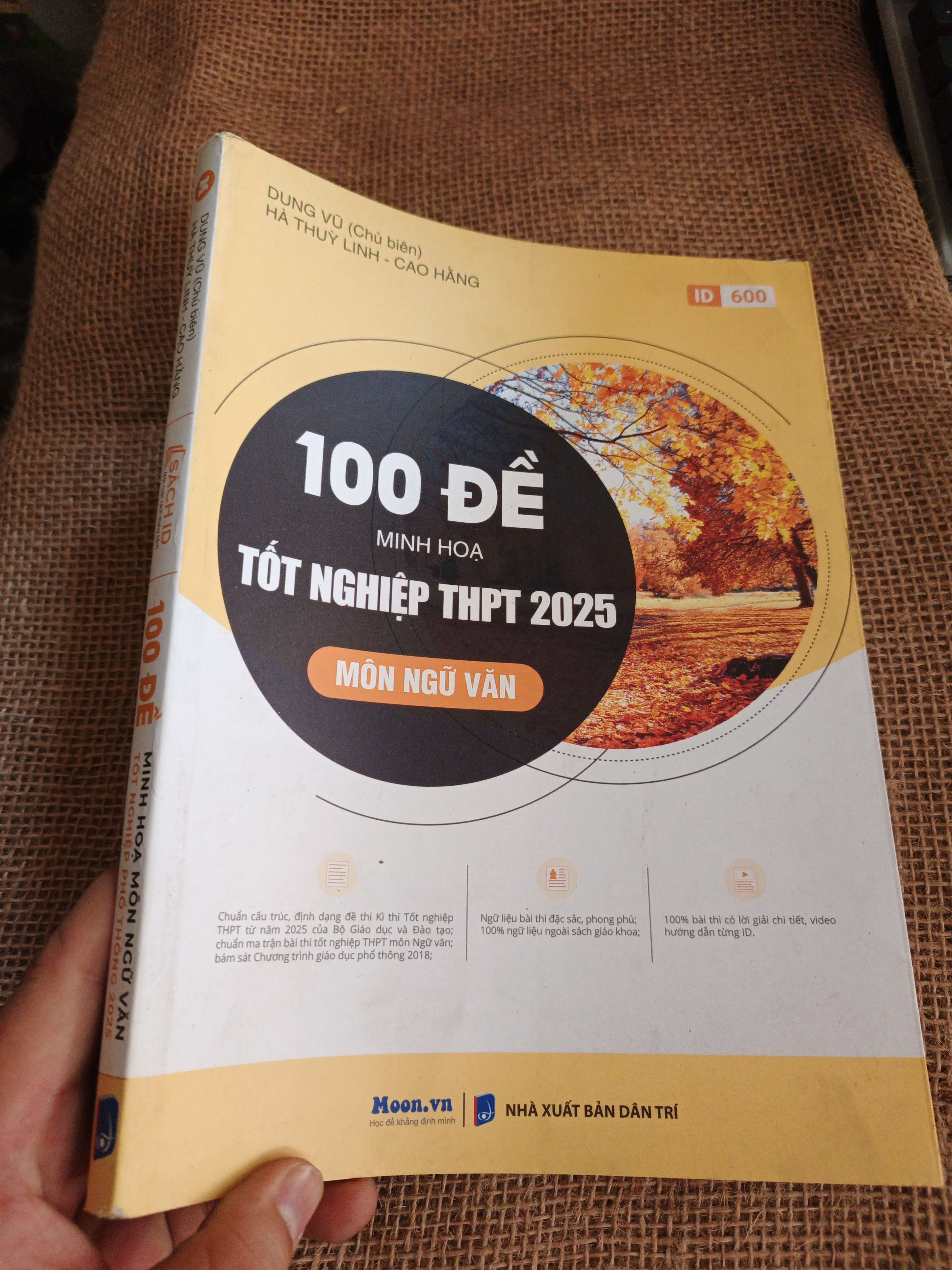 100 đề minh hoạ tốt nghiệp THPT môn Ngữ Văn 2025 mới 90% (Sách giáo khoa - giáo trình) HLSC060526