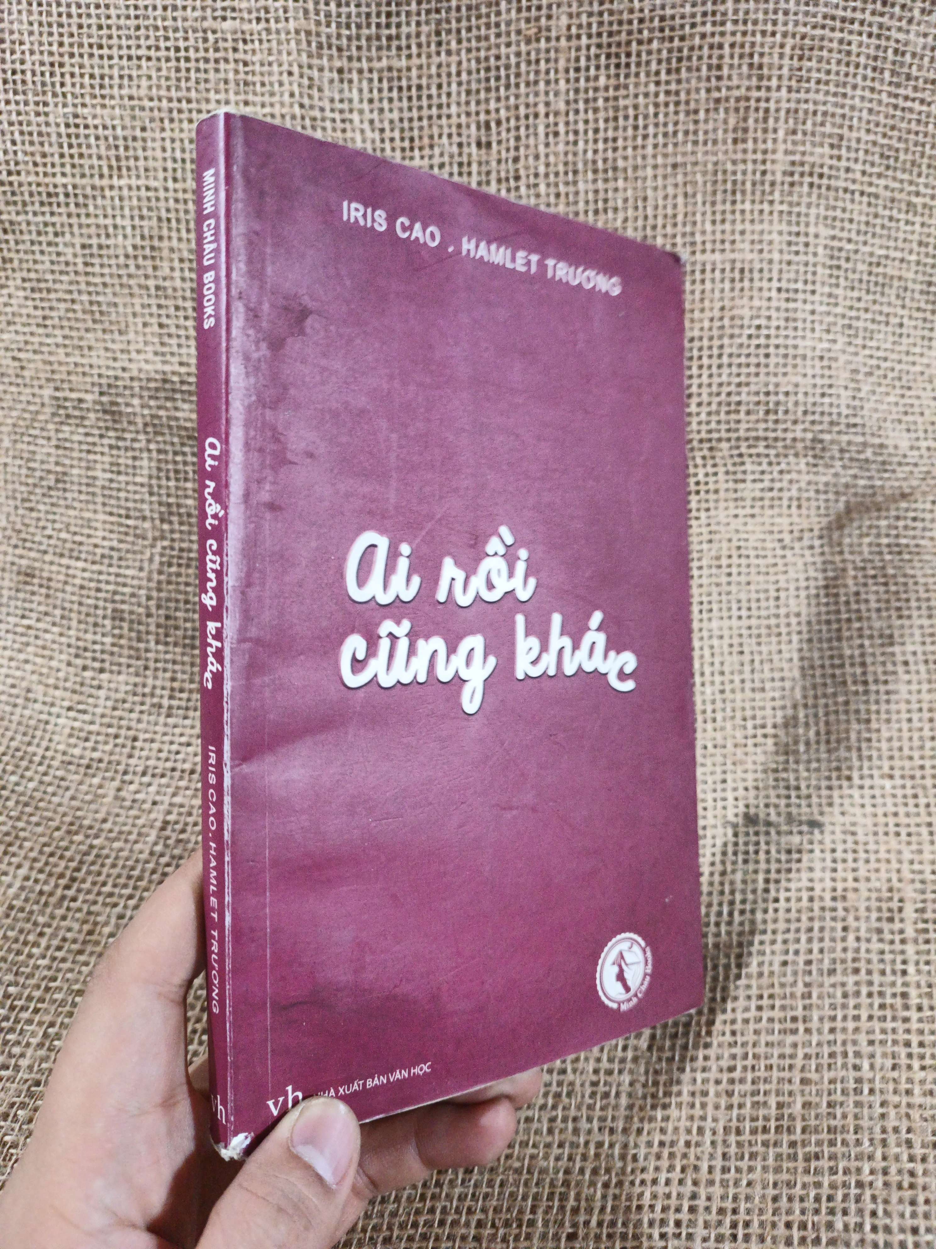 Ai rồi cũng khác - Iris Cao 2014 mới 80% ố (Sách văn học) HCM060526