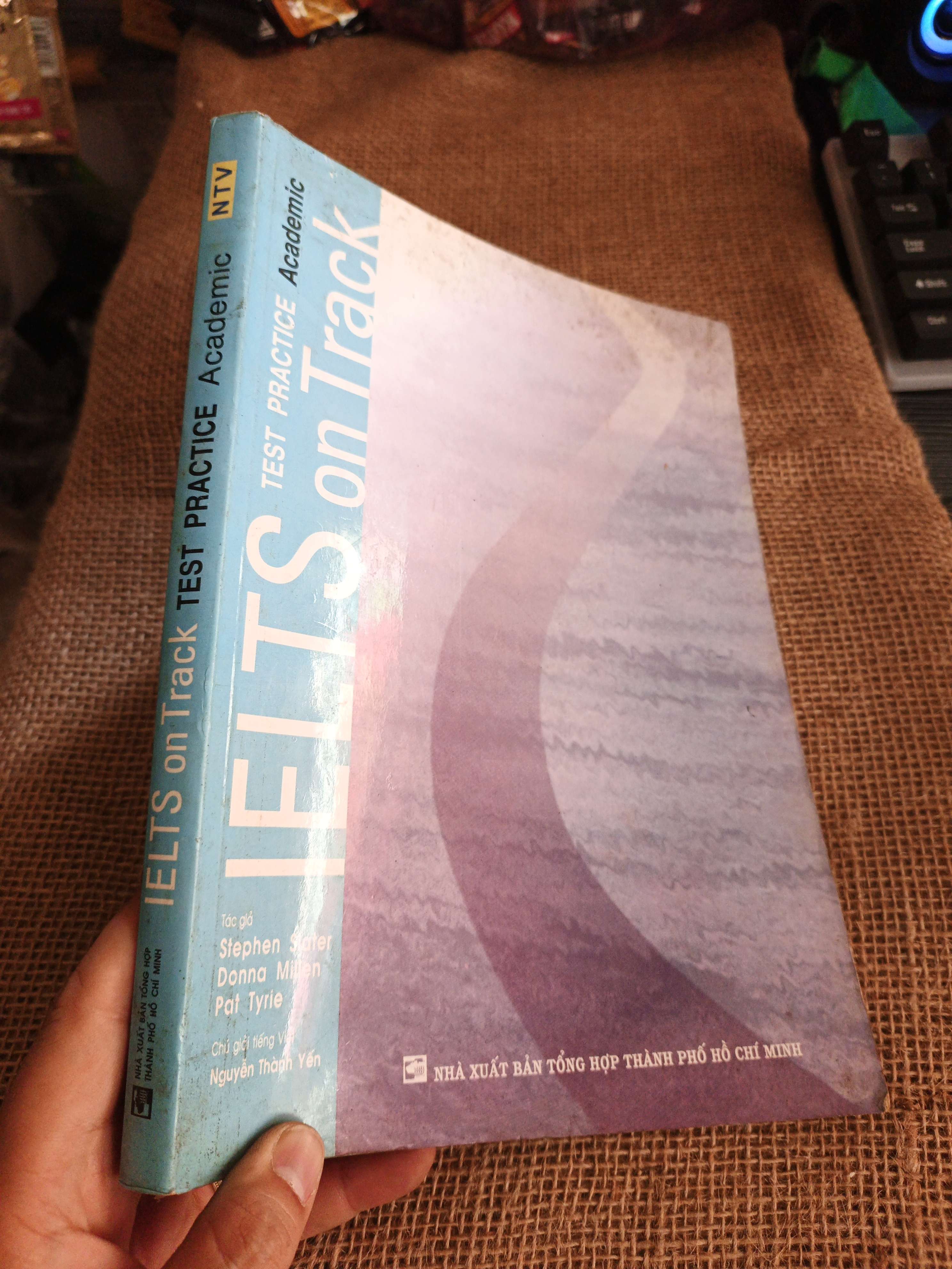 IELTS on track TEST PRACTICE Academic 2006 mới 80% ố (Sách tự học tiếng Anh) HLSC060526