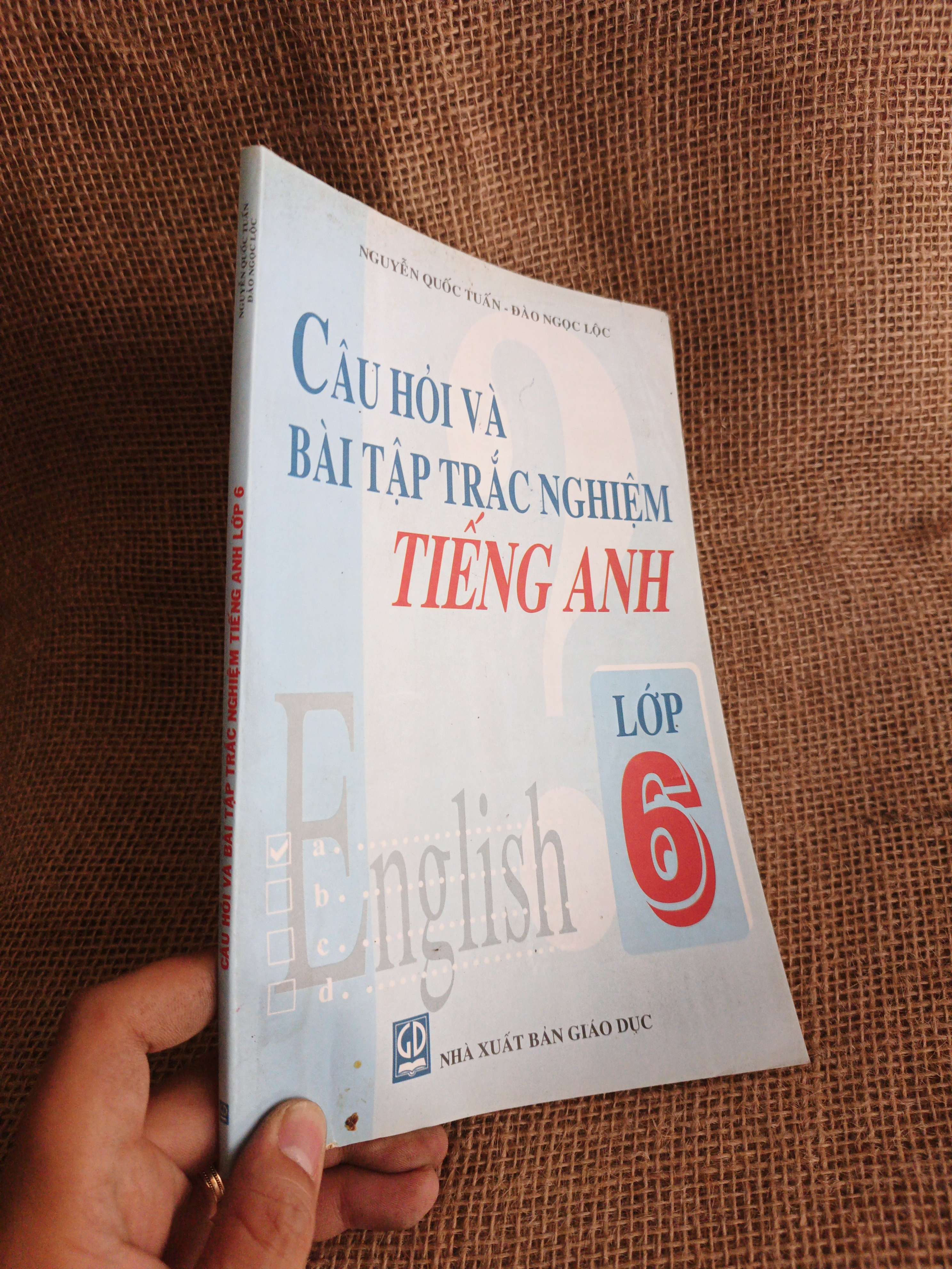 Câu hỏi và bài tập trắc nghiệm tiếng Anh lớp 6 2003 mới 80% (Sách giáo khoa - giáo trình) HCM060526