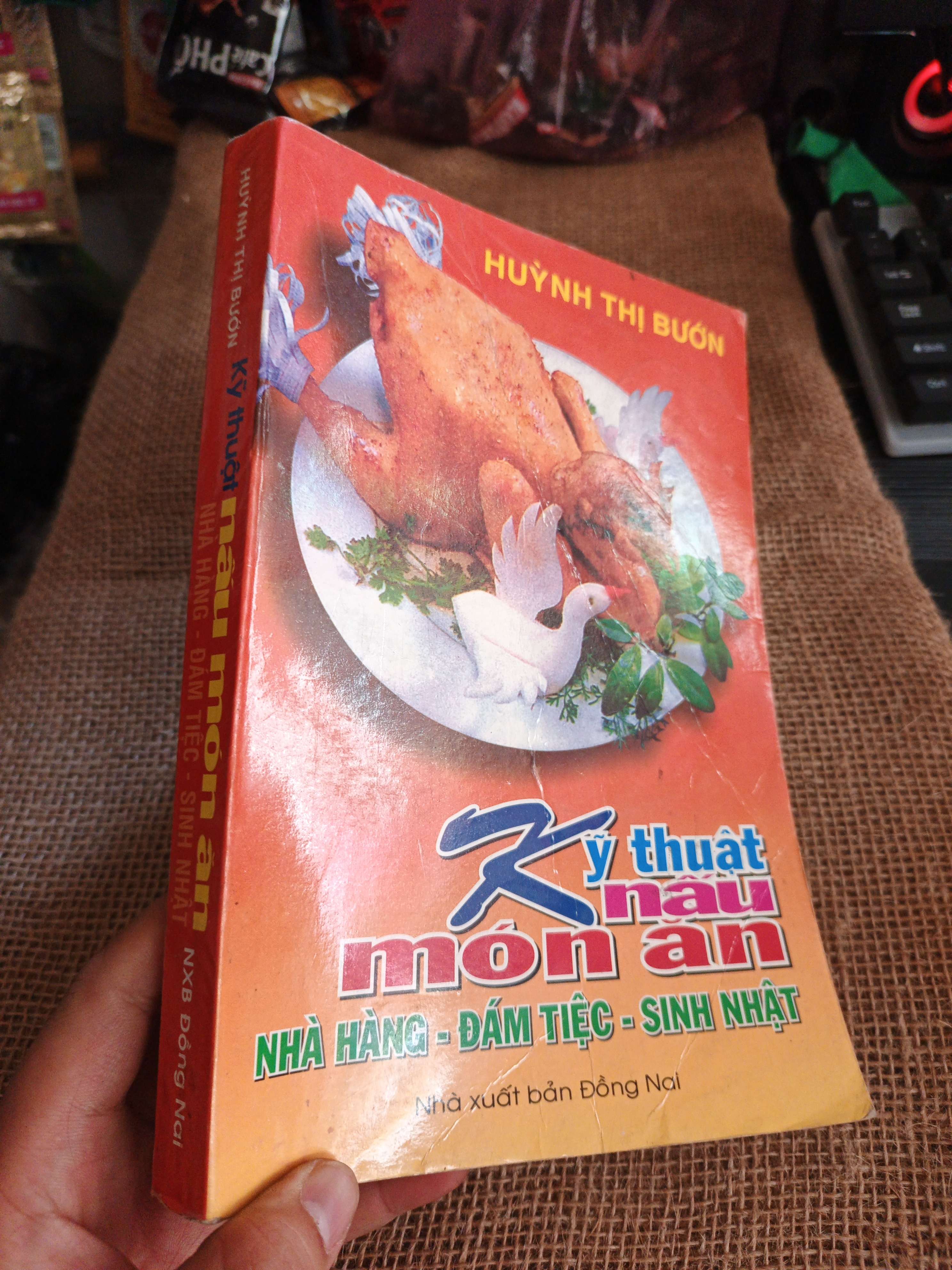 Kỹ thuật nấu món ăn nhà hàng, đám tiệc, sinh nhật Huỳnh Thị Bướn 2004 mới 80% ố (Sách kiến thức tổng hợp) HLSC060526 (NSX)