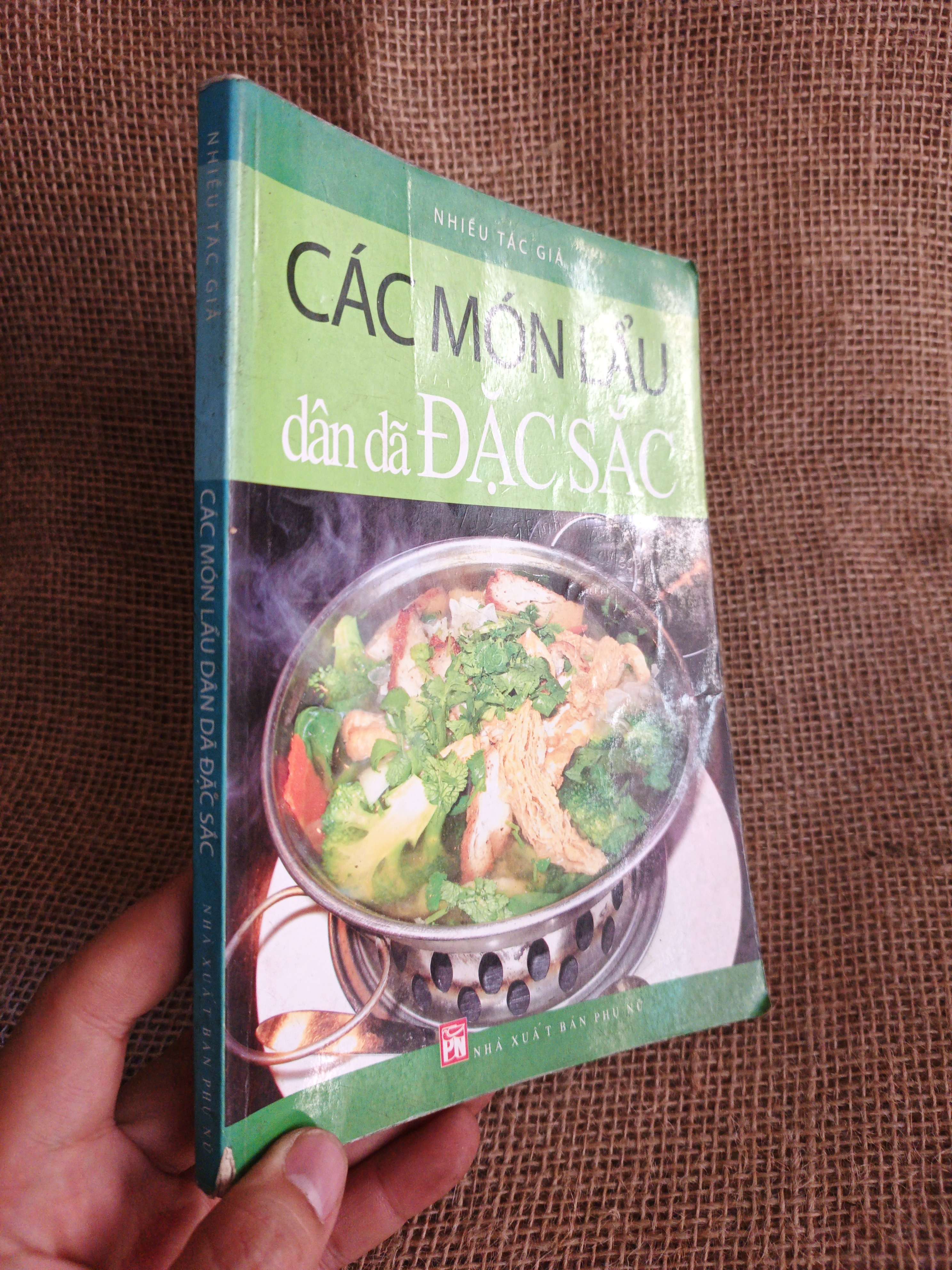 Các món lẩu dân dã đặc sắc 2010 mới 80% (Sách kiến thức tổng hợp) HCM060526