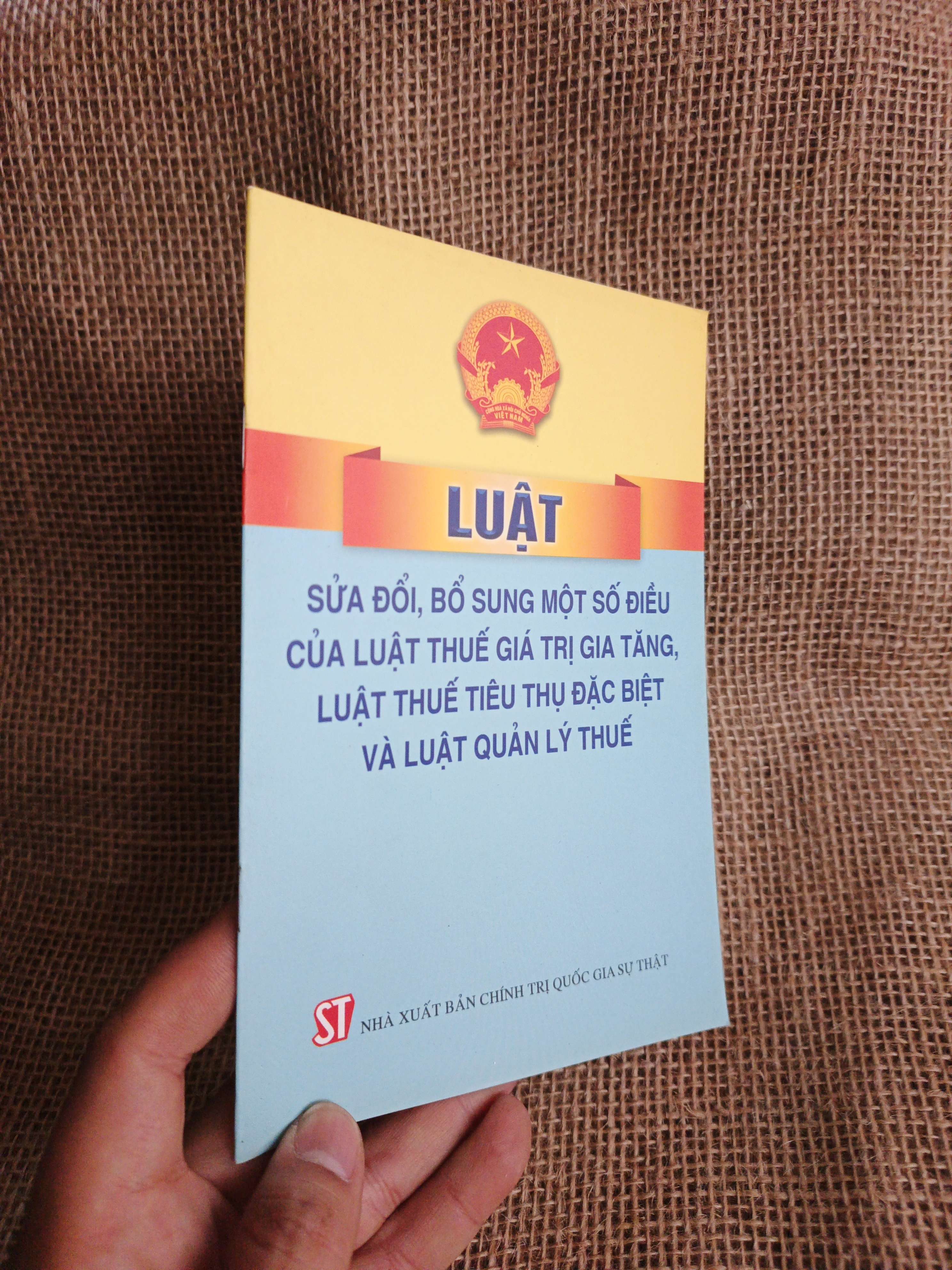 LUẬT: Sửa đổi, bổ sung một số điều của luật thuế giá trị gia tăng, luật thuế tiêu thụ đặc biệt 2017 mới 90% (Sách chính trị - pháp lý) HCM060526