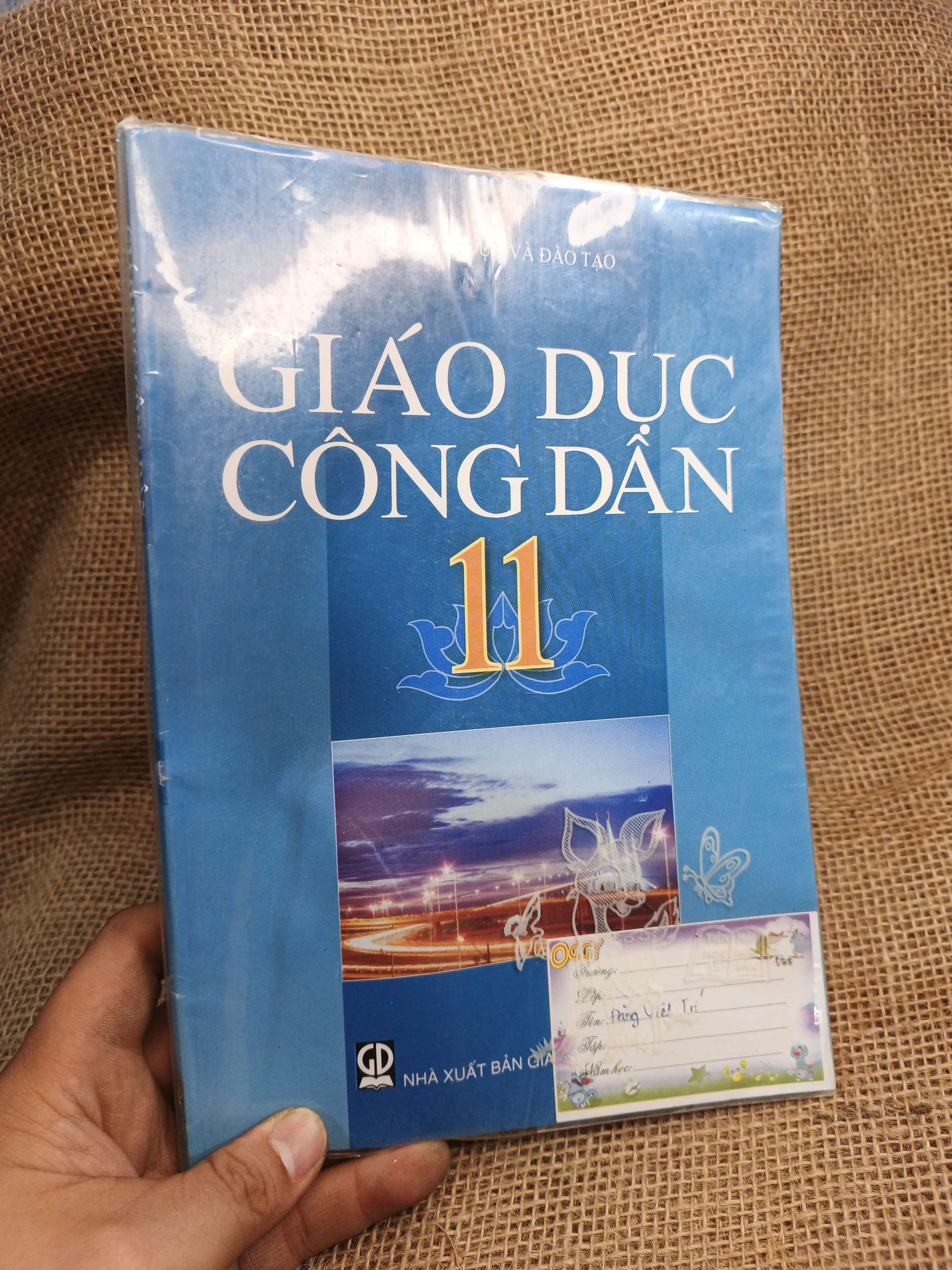Giáo dục công dân 11 2021 mới 80% (Sách giáo khoa - giáo trình) HCM060526