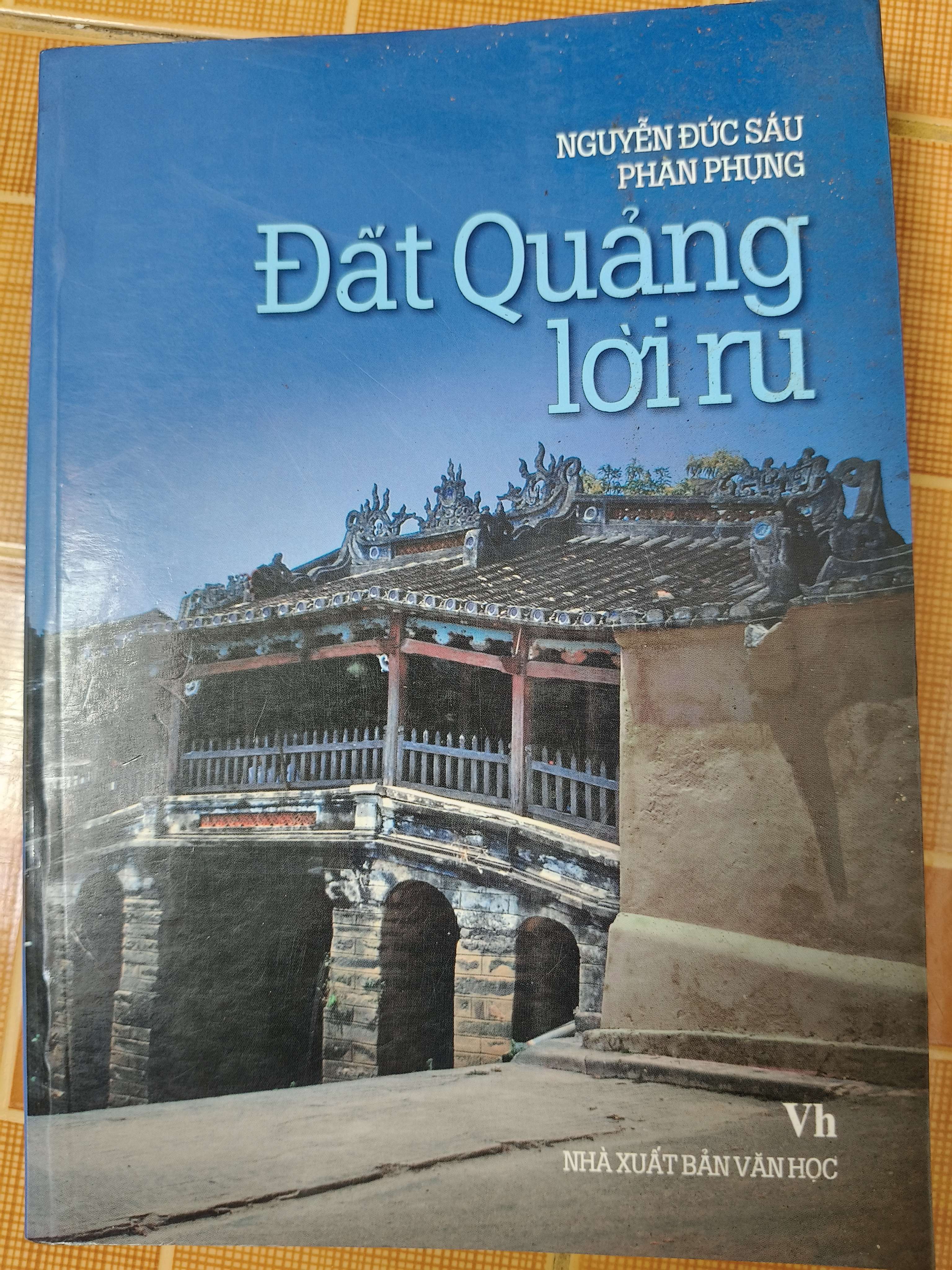 Đất quảng lời Ru - 2010 - 273 trang (Sách văn học) ANTQ060526
