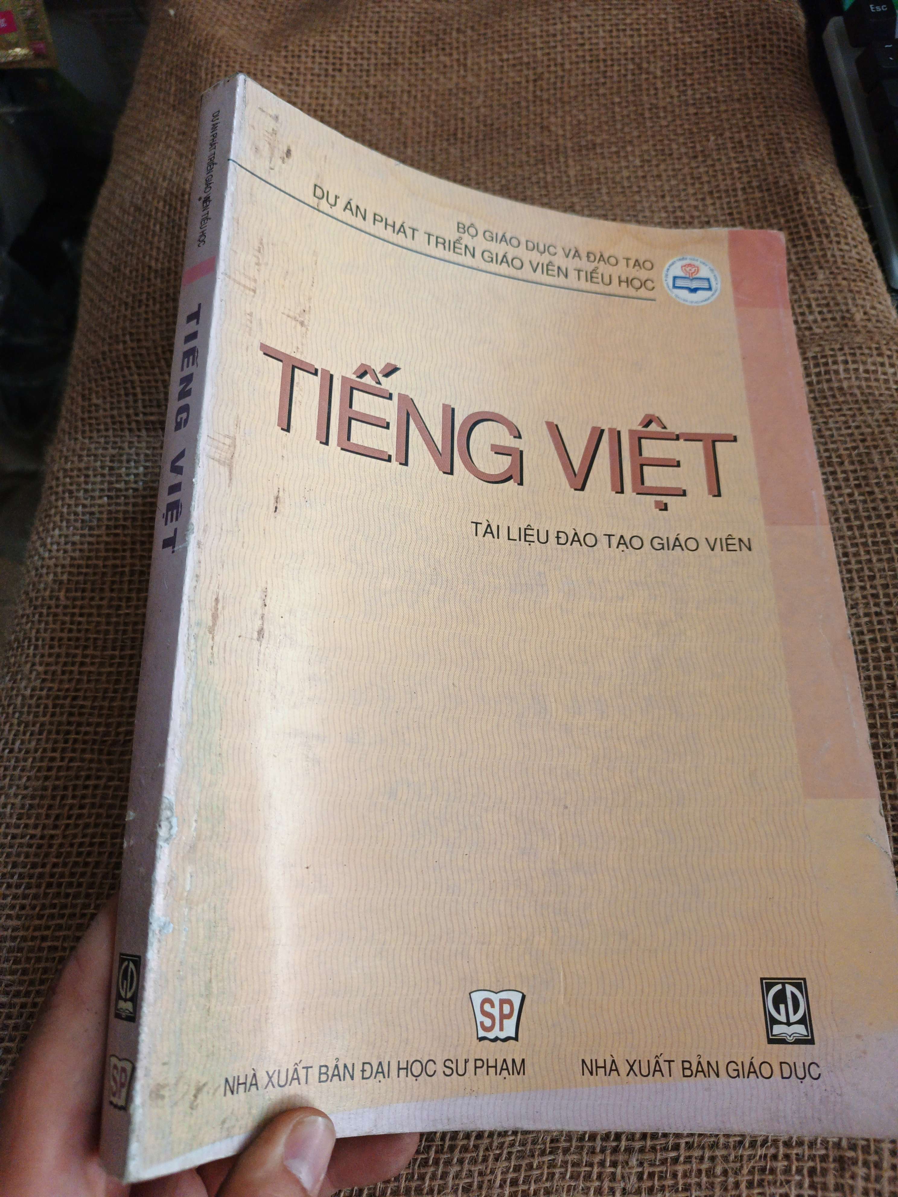 Tài liệu đào tạo giáo viên: TIẾNG VIỆT mới 80% ố nhẹ (Sách giáo khoa - giáo trình) HLSC060526