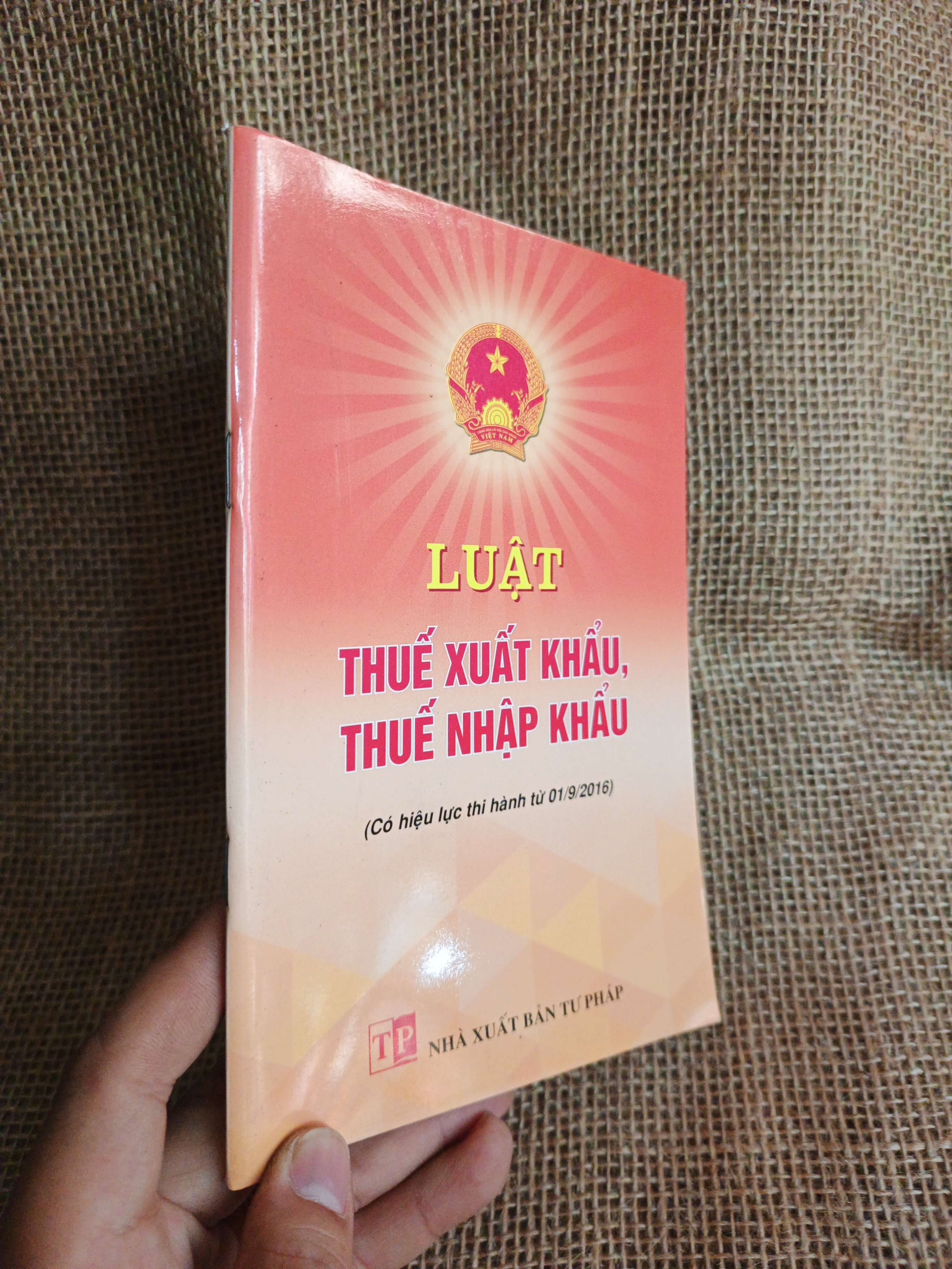Luật thuế xuất khẩu, thuế nhập khẩu 2016 mới 90% (Sách chính trị - pháp lý) HCM060526 (NSX)