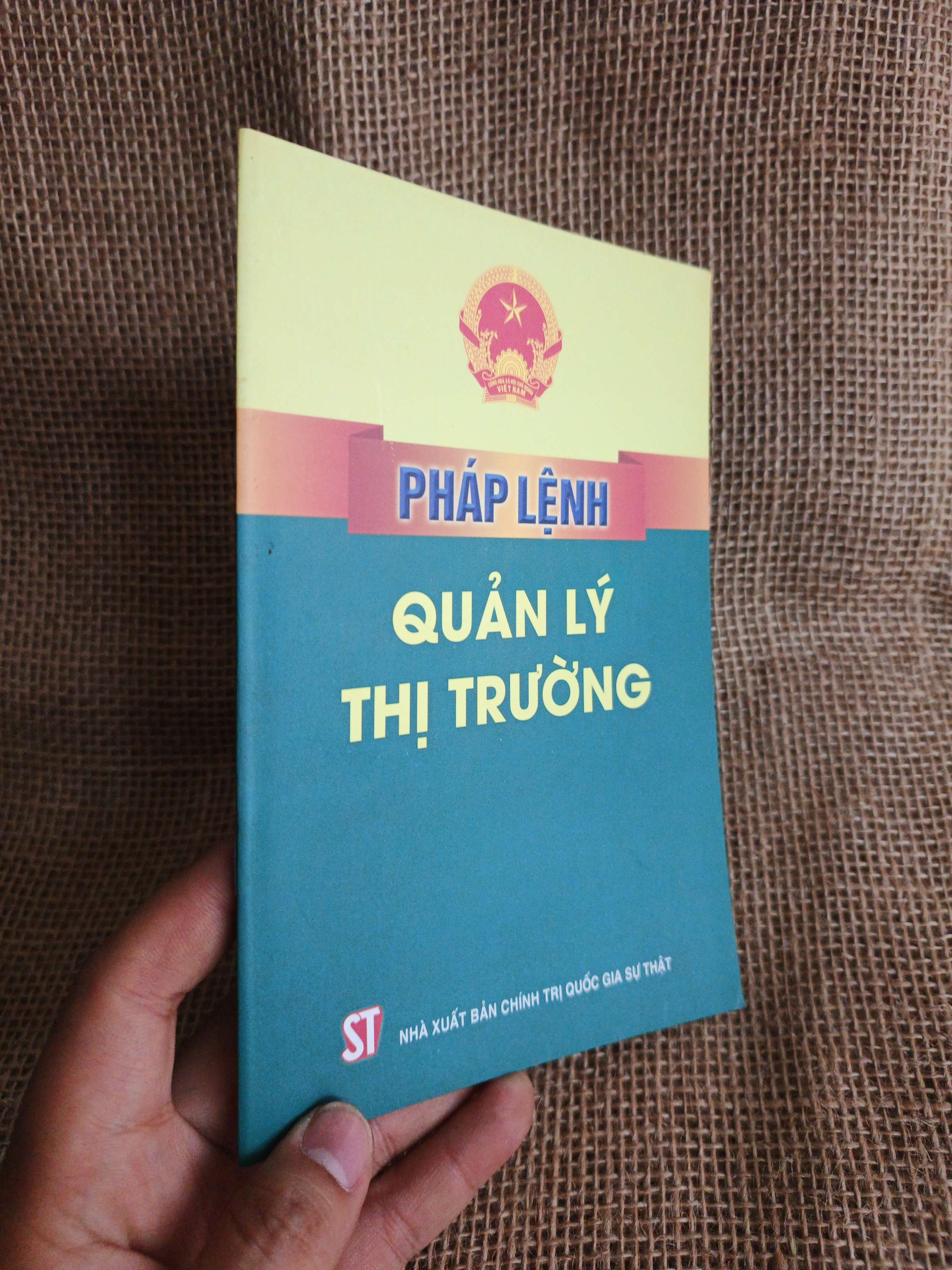Pháp lệnh quản lý thị trường 2016 mới 90% (Sách chính trị - pháp lý) HCM060526 (NSX)