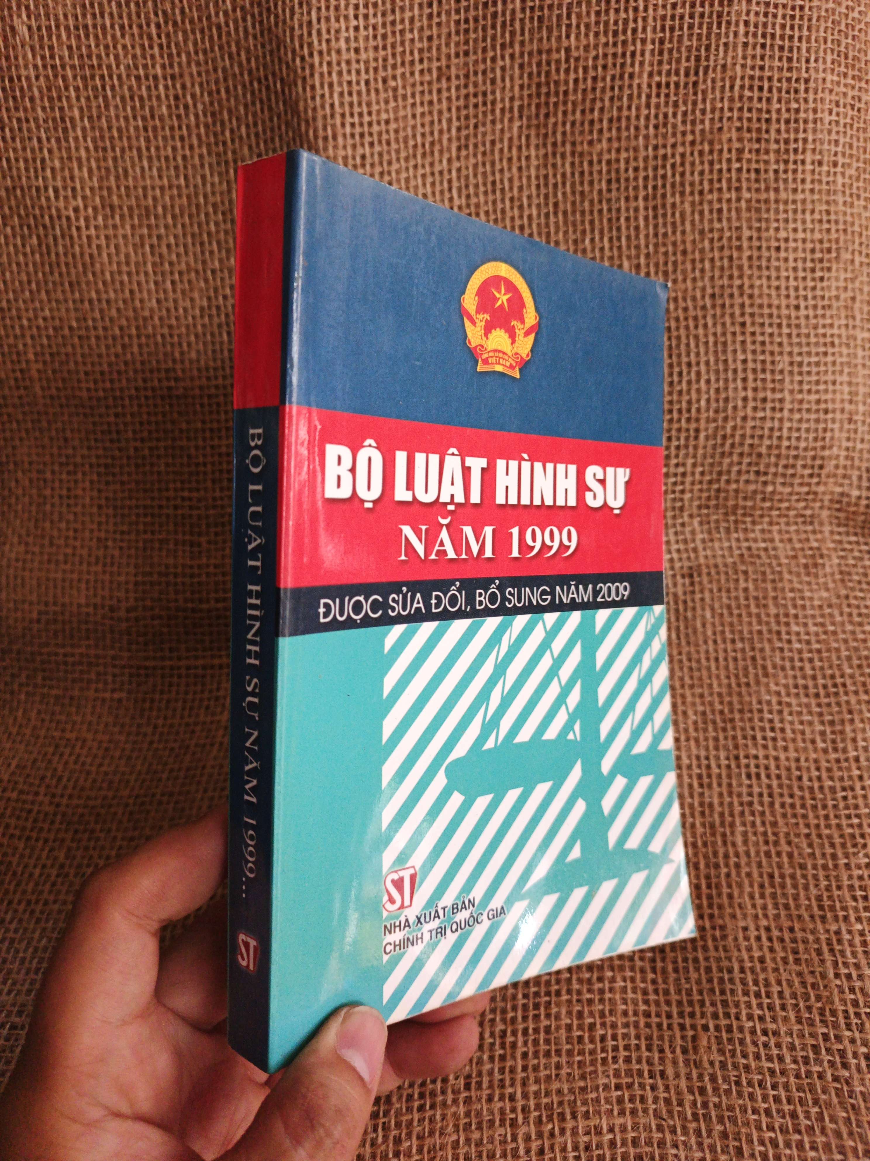 Bộ luật hình sự năm 1999 2010 mới 90% (Sách chính trị - pháp lý) HCM060526 (NSX)