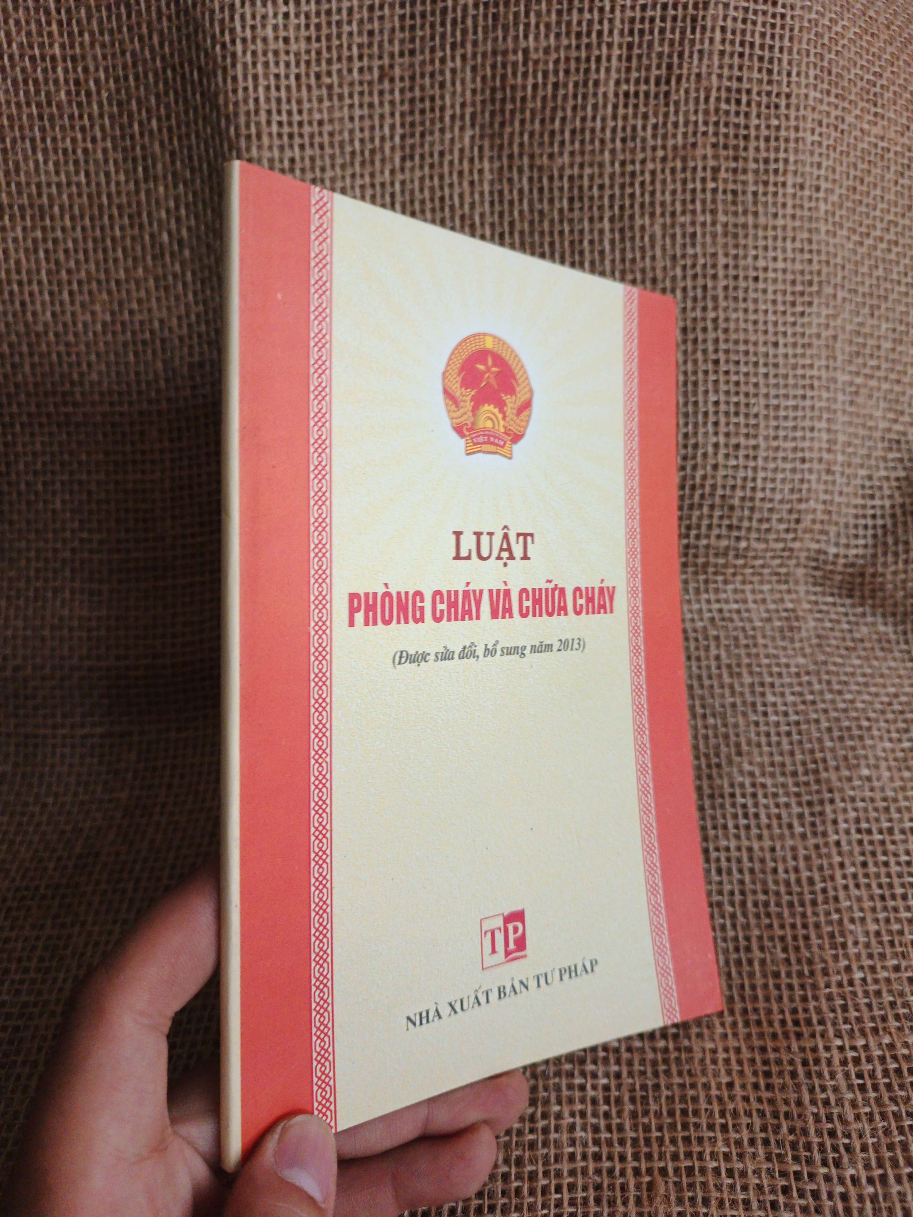 Luật phòng cháy chữa cháy 2014 mới 90% (Sách chính trị - pháp lý) HCM060526 (NSX)