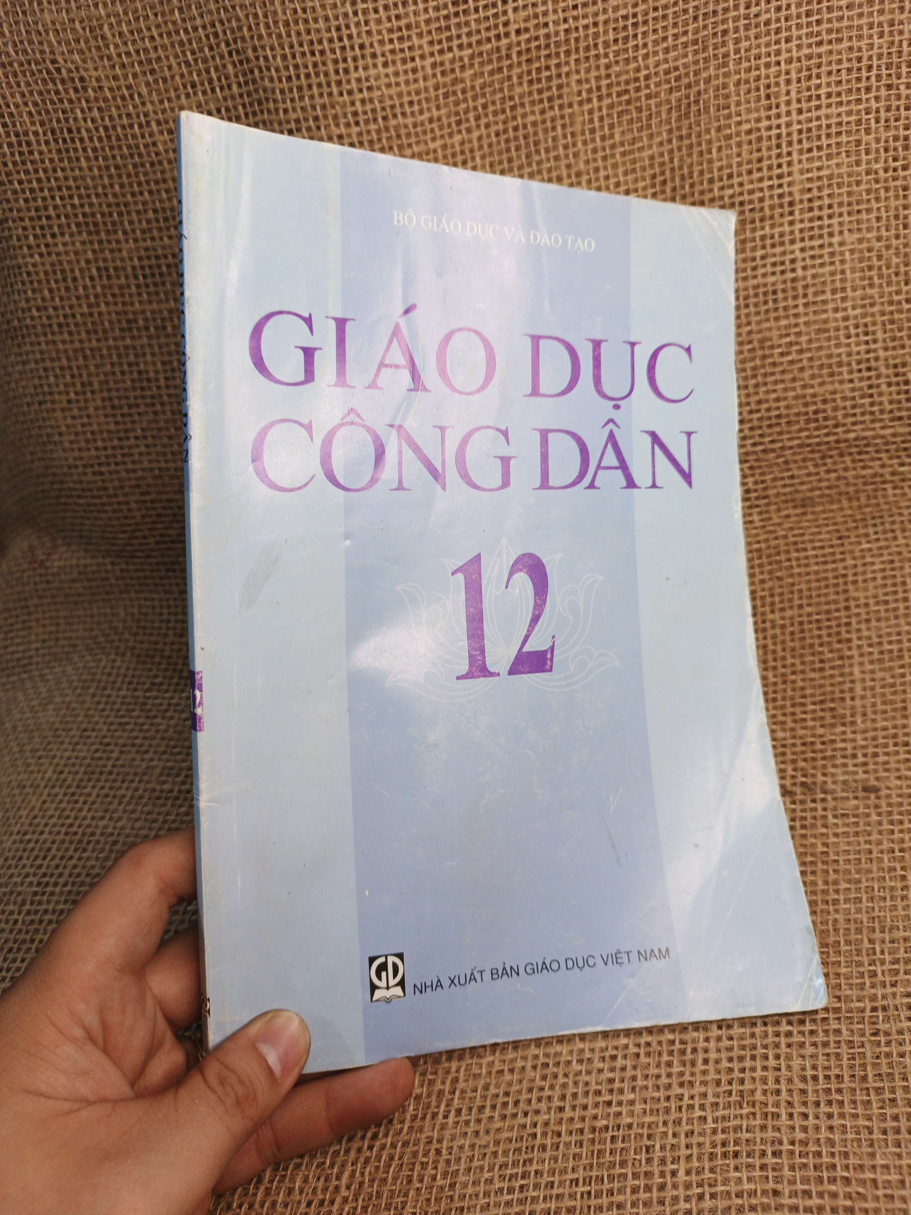 Giáo dục công dân 12 2022 mới 80% có viết (Sách giáo khoa - giáo trình) HCM060526