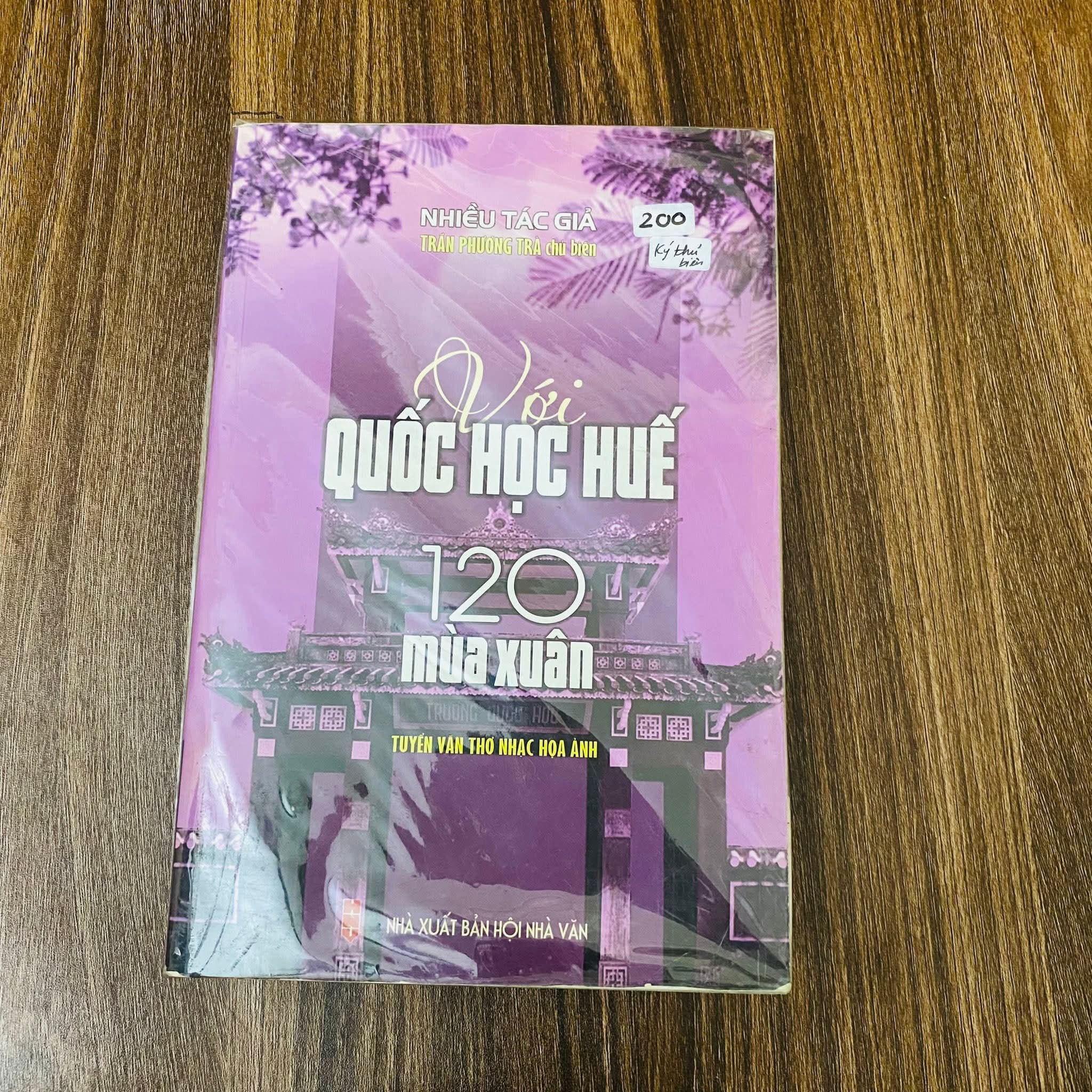 Với quốc học Huế 120 mùa xuân Có ký tác giả (Lịch sử Việt Nam) NBHT060526