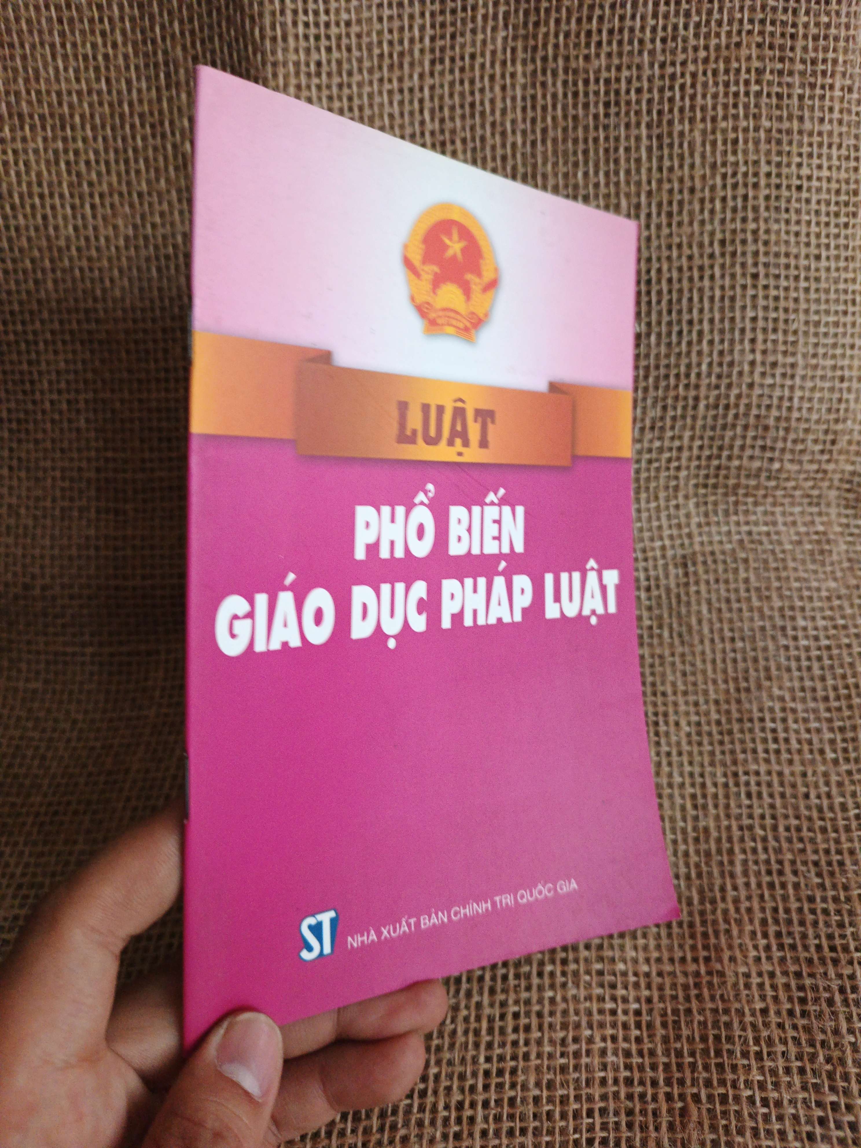 Luật phổ biến giáo dục pháp luật 2013 mới 90% (Sách chính trị - pháp lý) HCM060526 (NSX)