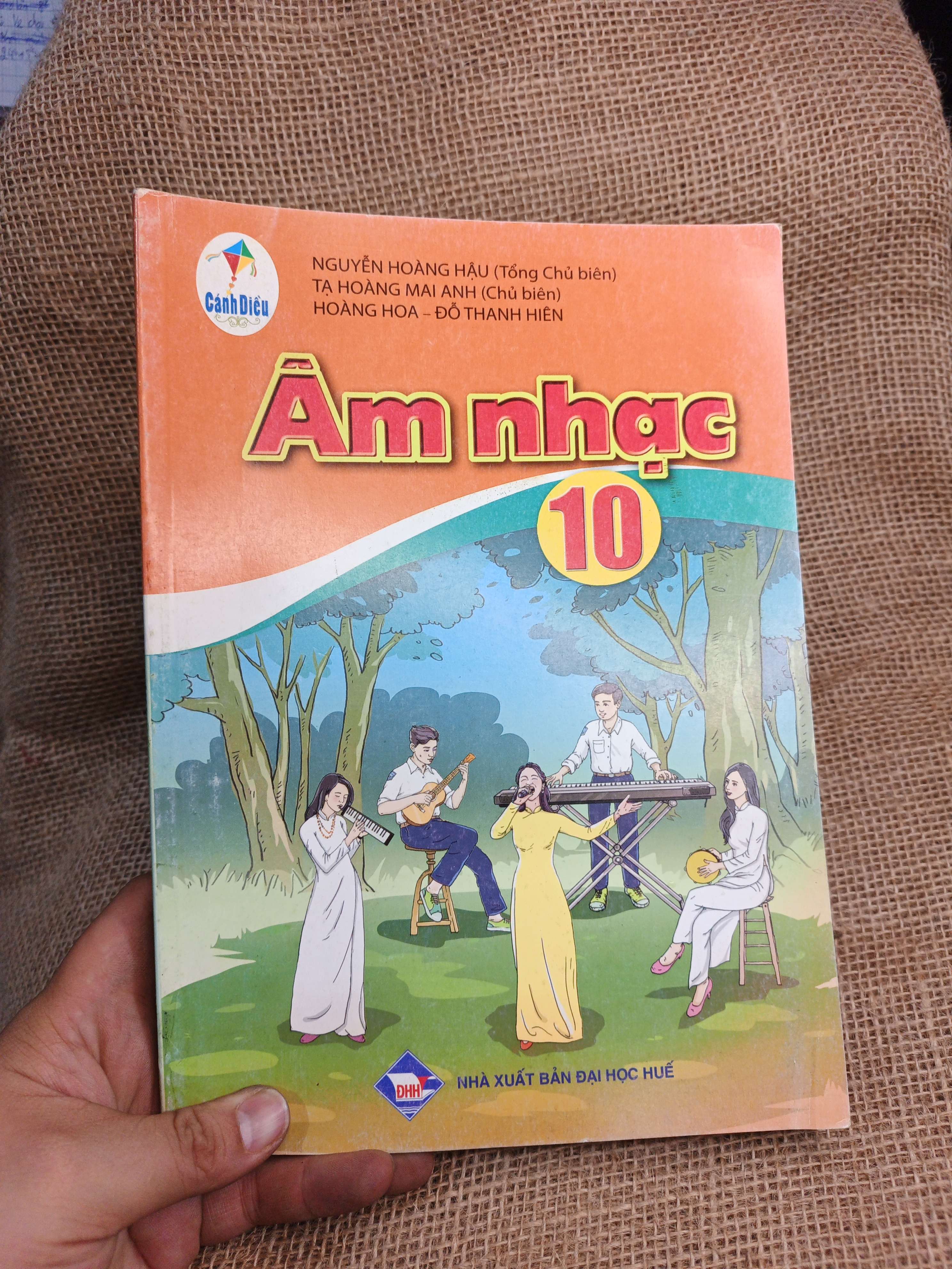 Âm nhạc 10 2022 (Cánh diều) (Sách giáo khoa - giáo trình) HCM060526