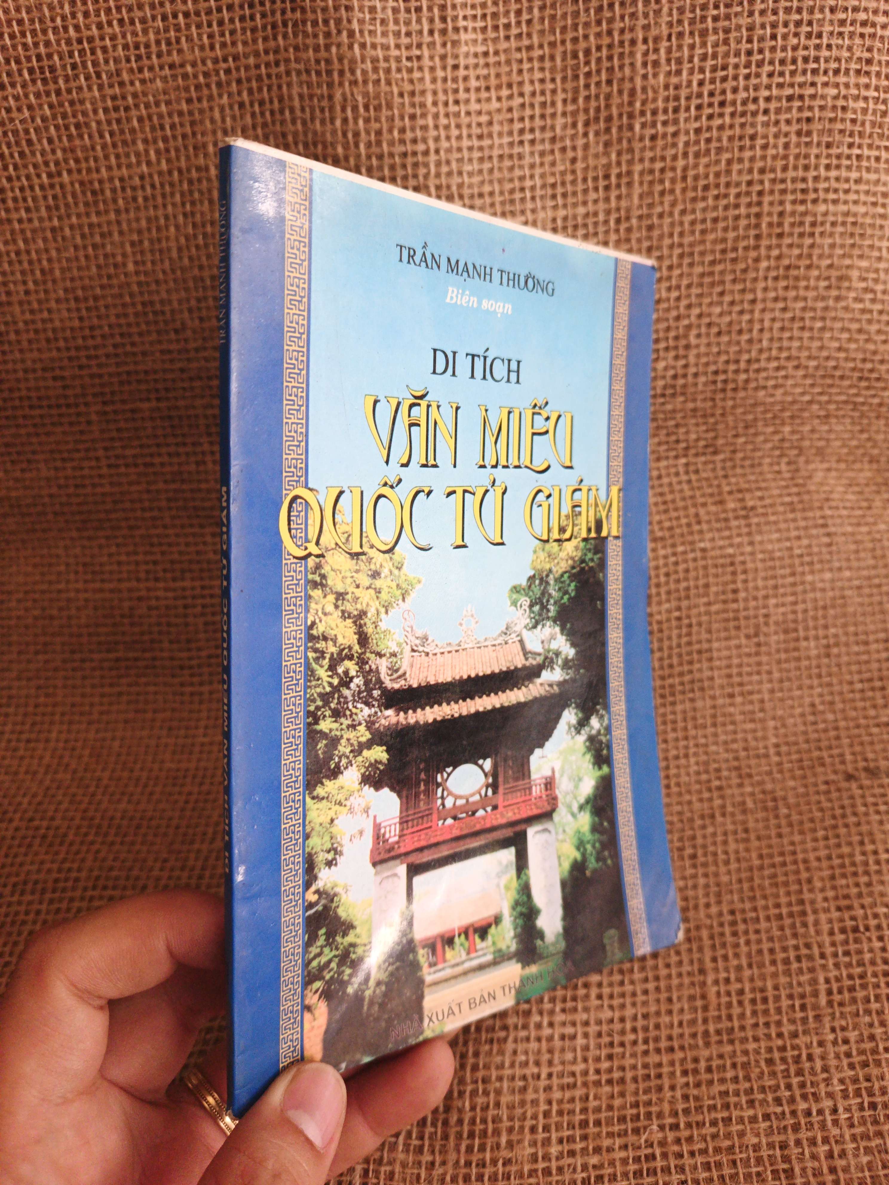 Follow me - Barry Tomalin 2005 mới 80% (Sách ngoại) HCM060526