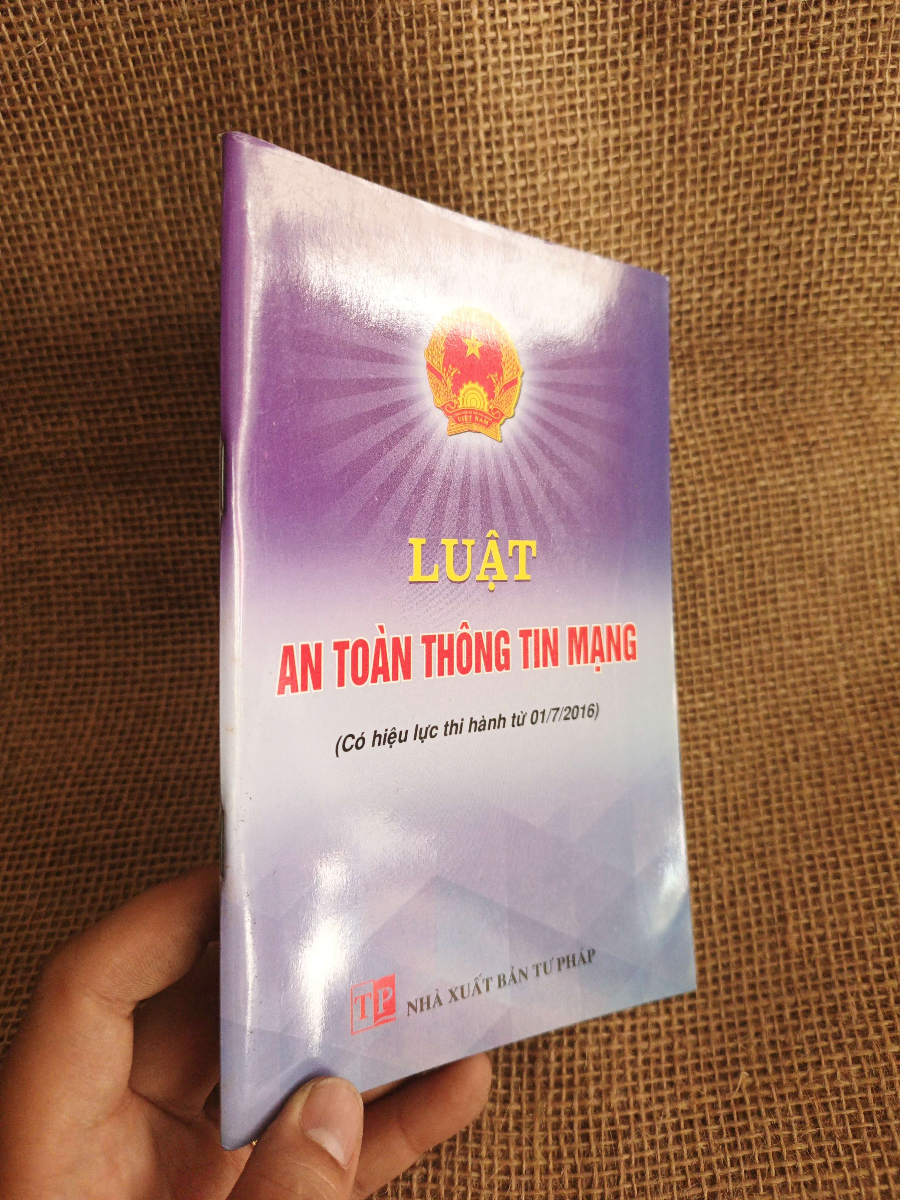 Luật an toàn thông tin mạng 2016 mới 90% (Sách chính trị - pháp lý) HCM060526 (NSX)