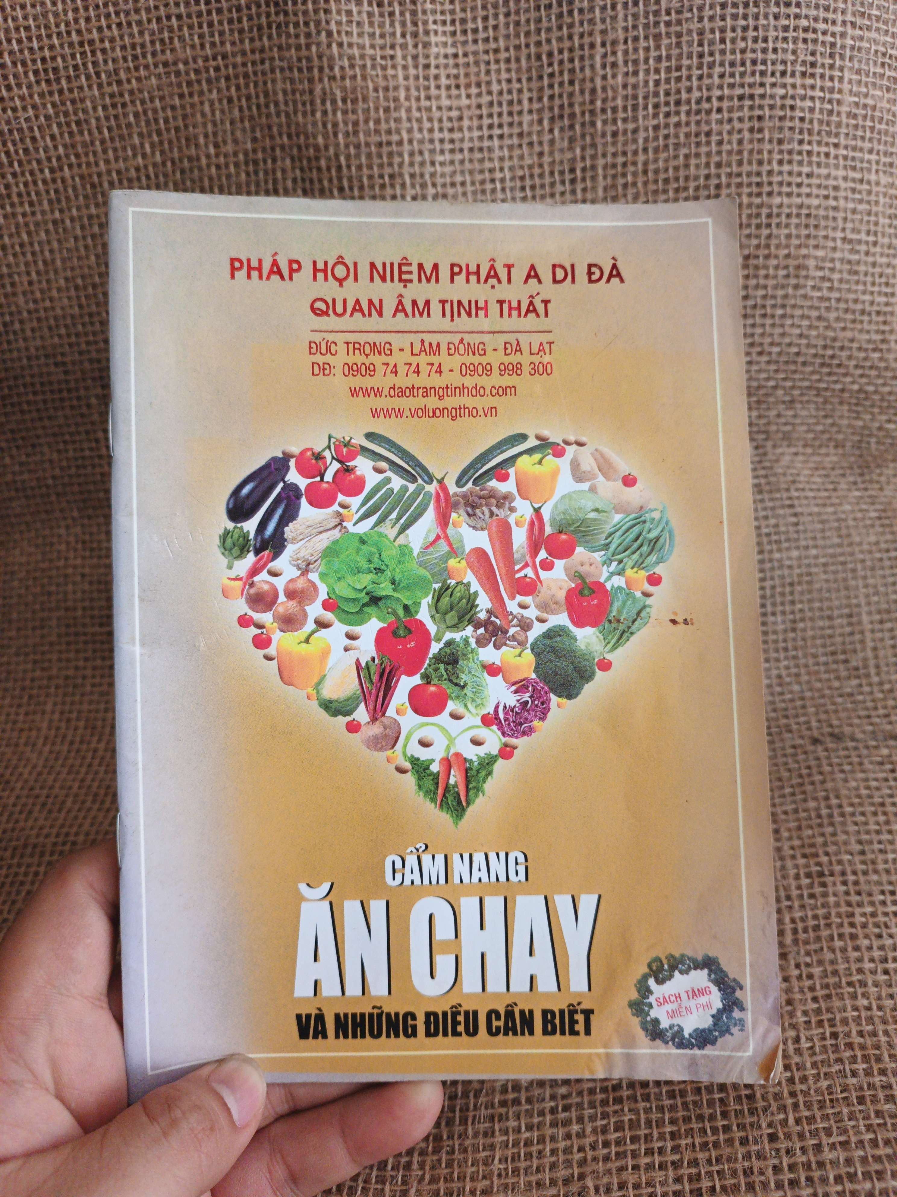 Cẩm nang ăn chay và những điều cần biết sách màu mới 80% (Phật giáo) HCM060526