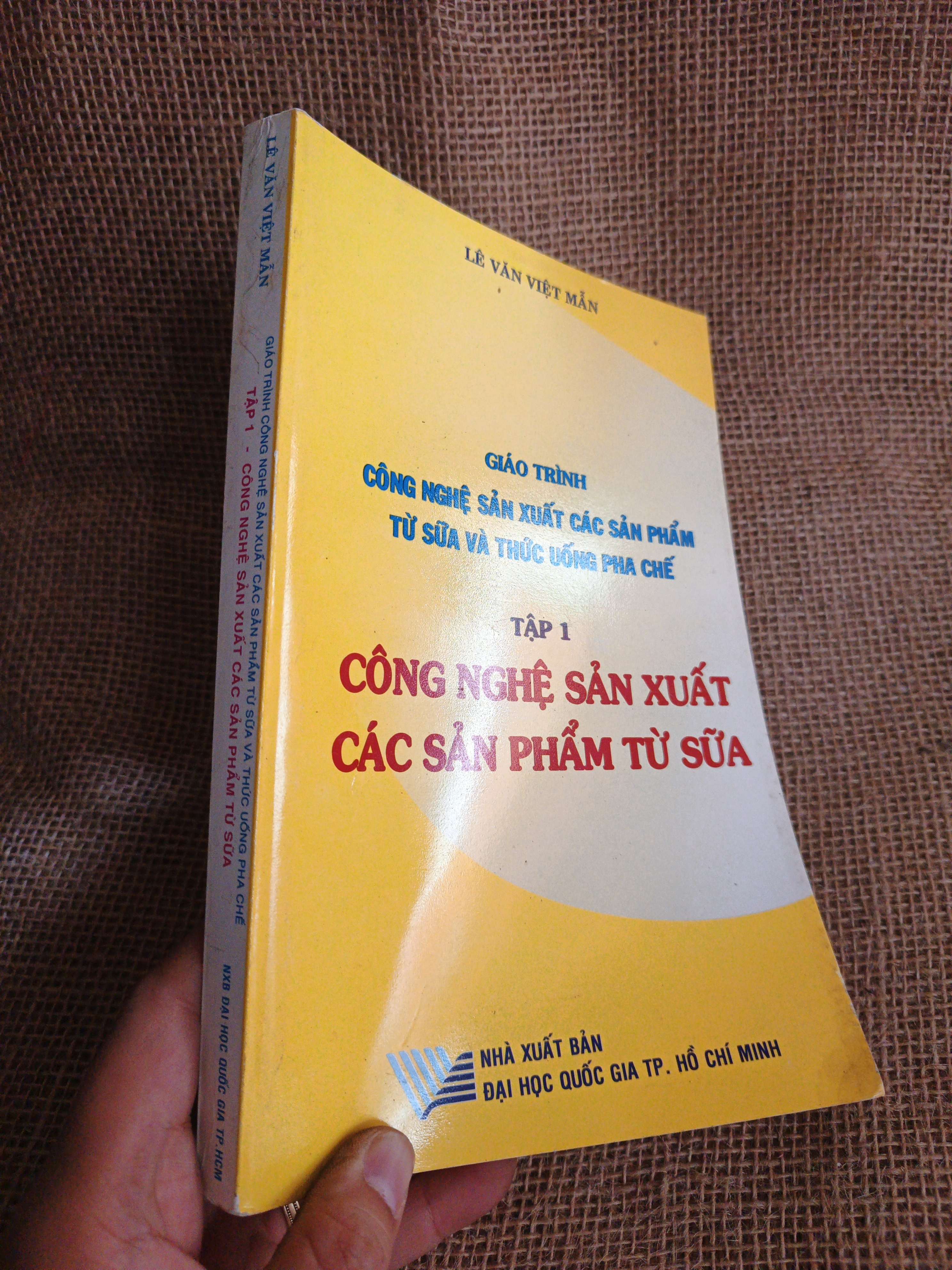 Giáo trình công nghệ sản xuất các sản phẩm từ sữa và thức uống pha chế tập 1 - Lê Văn Việt Mẫn 2011 mới 90% ố nhẹ (Sách giáo khoa - giáo trình) HLSC060526 (NSX)