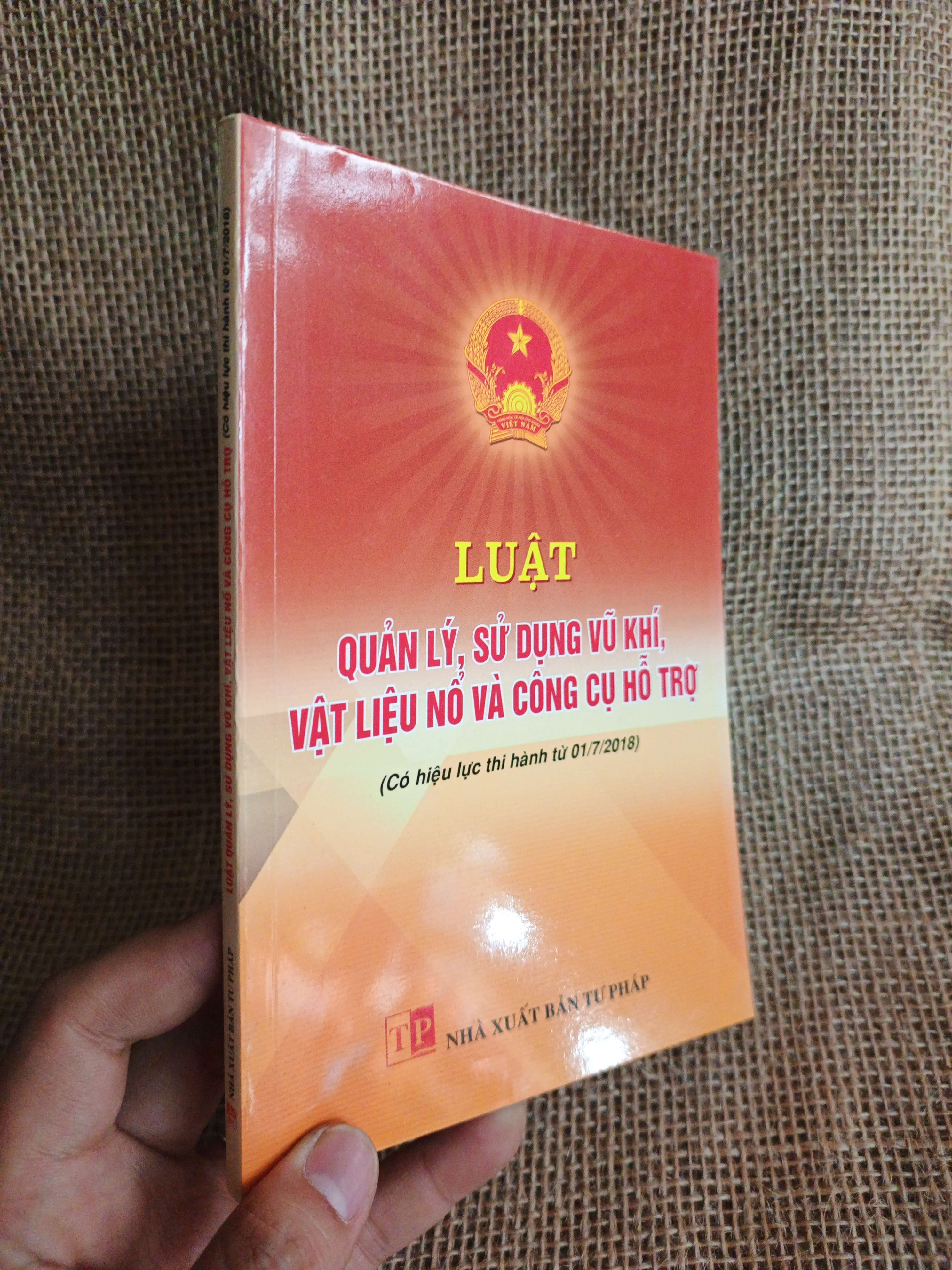 Luật quản lý, sử dụng vũ khí, vật liệu nổ và công cụ hỗ trợ 2017 mới 90% (Sách chính trị - pháp lý) HCM060526 (NSX)
