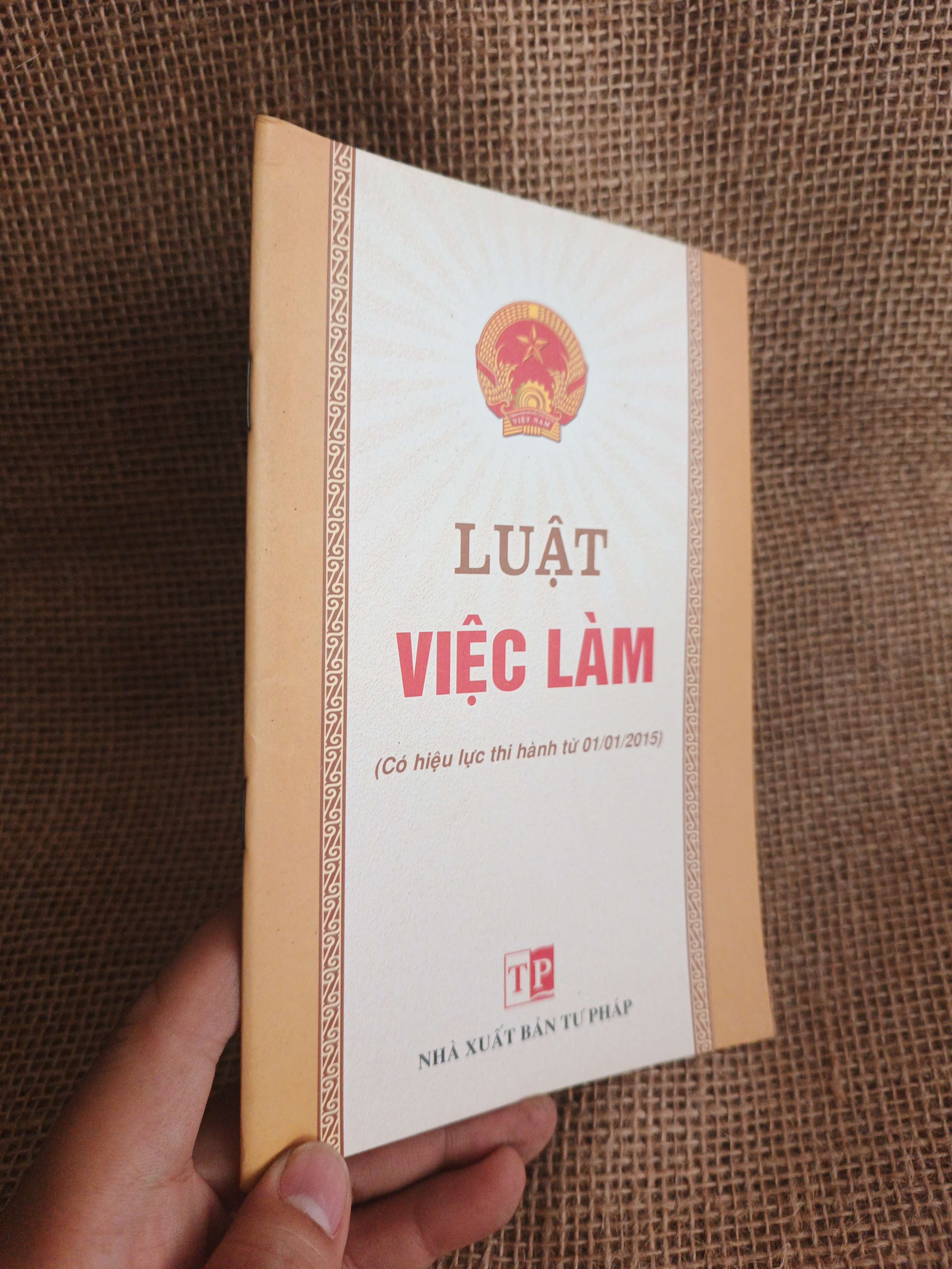 Luật việc làm 2014 mới 90% (Sách chính trị - pháp lý) HCM060526 (NSX)
