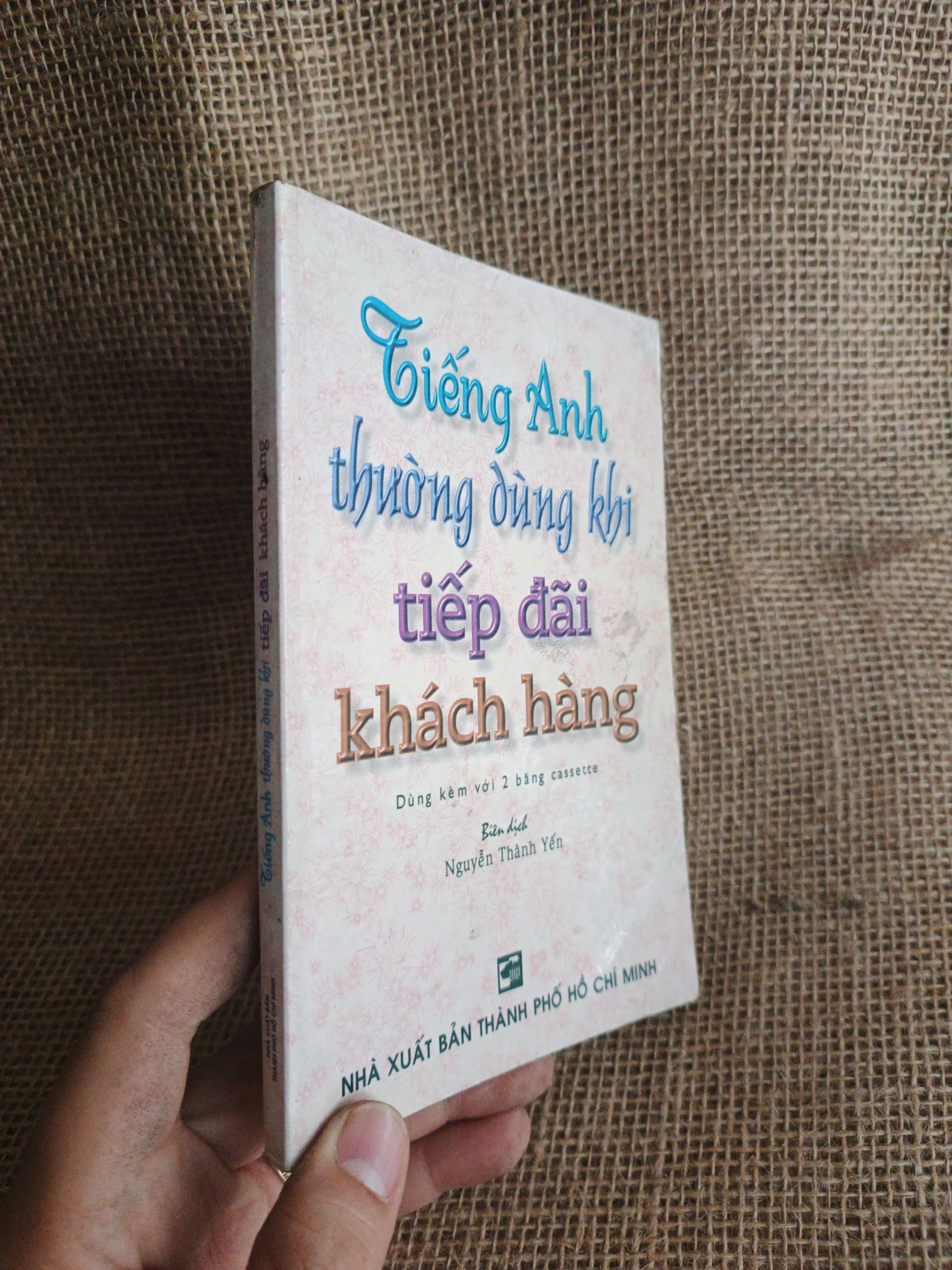 Tiếng Anh thường dùng khi tiếp đãi khách hàng 2003 mới 80% (Sách tự học tiếng Anh) HCM060526 (NSX)