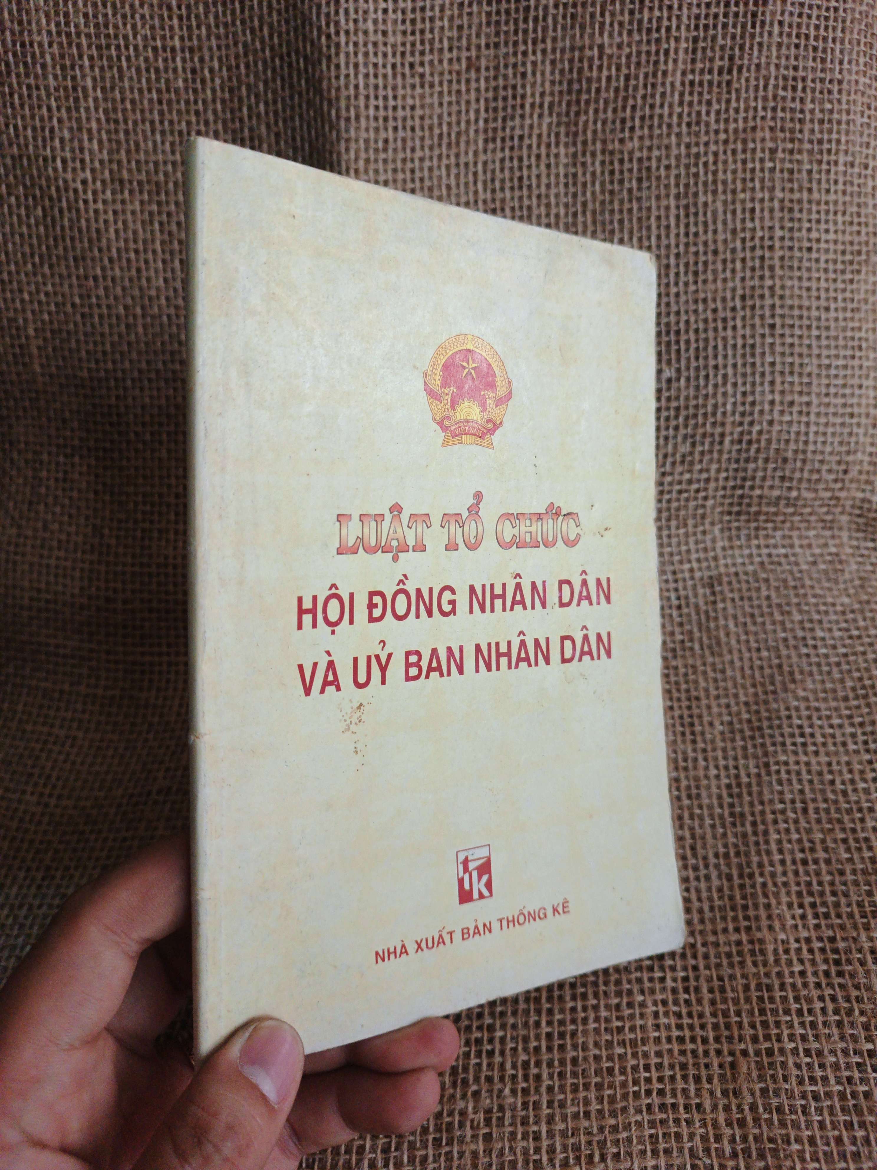 Luật tổ chức hội đồng nhân dân và uỷ ban nhân dân 2004 mới 80% (Sách chính trị - pháp lý) HCM060526 (NSX)