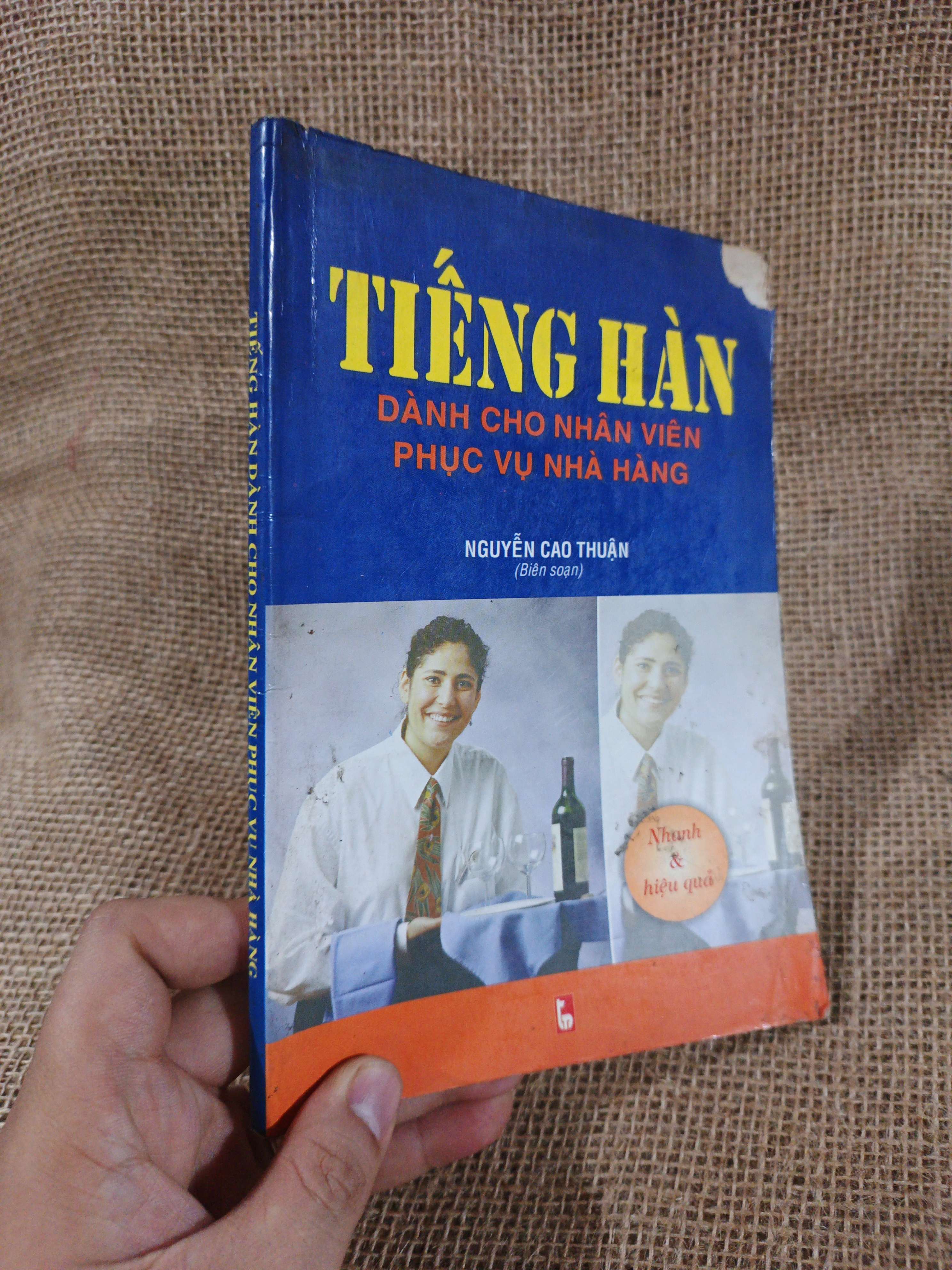 TIẾNG HÀN DÀNH CHO NHÂN VIÊN PHỤC VỤ NHÀ HÀNG 2003 mới 80% (Sách học tiếng Hàn) HCM060526