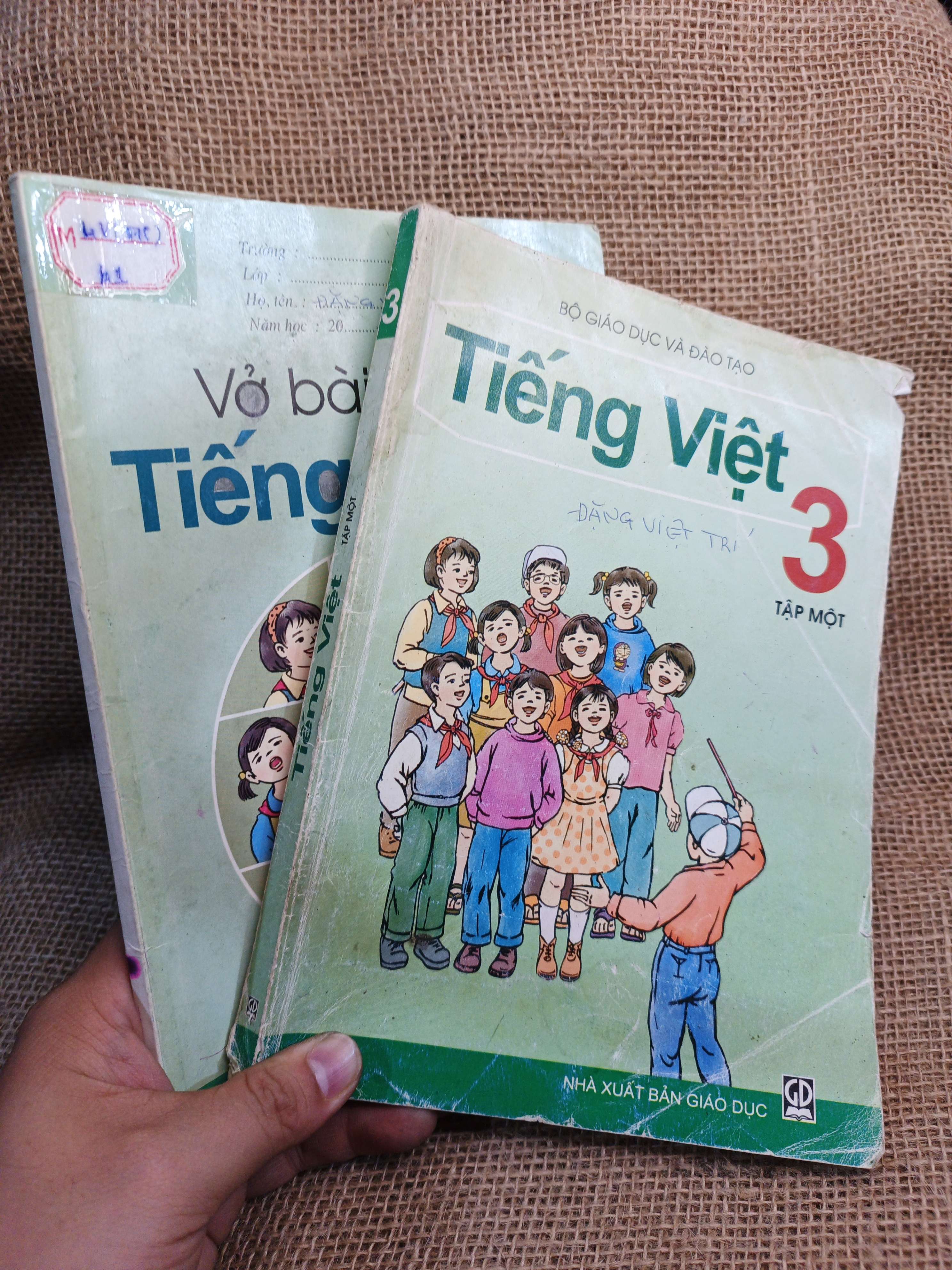 Combo Tiếng Việt và Vở bài tập Tiếng Việt 3 tập một 2004 mới 80% (Sách giáo khoa - giáo trình) HCM060526 (NSX)