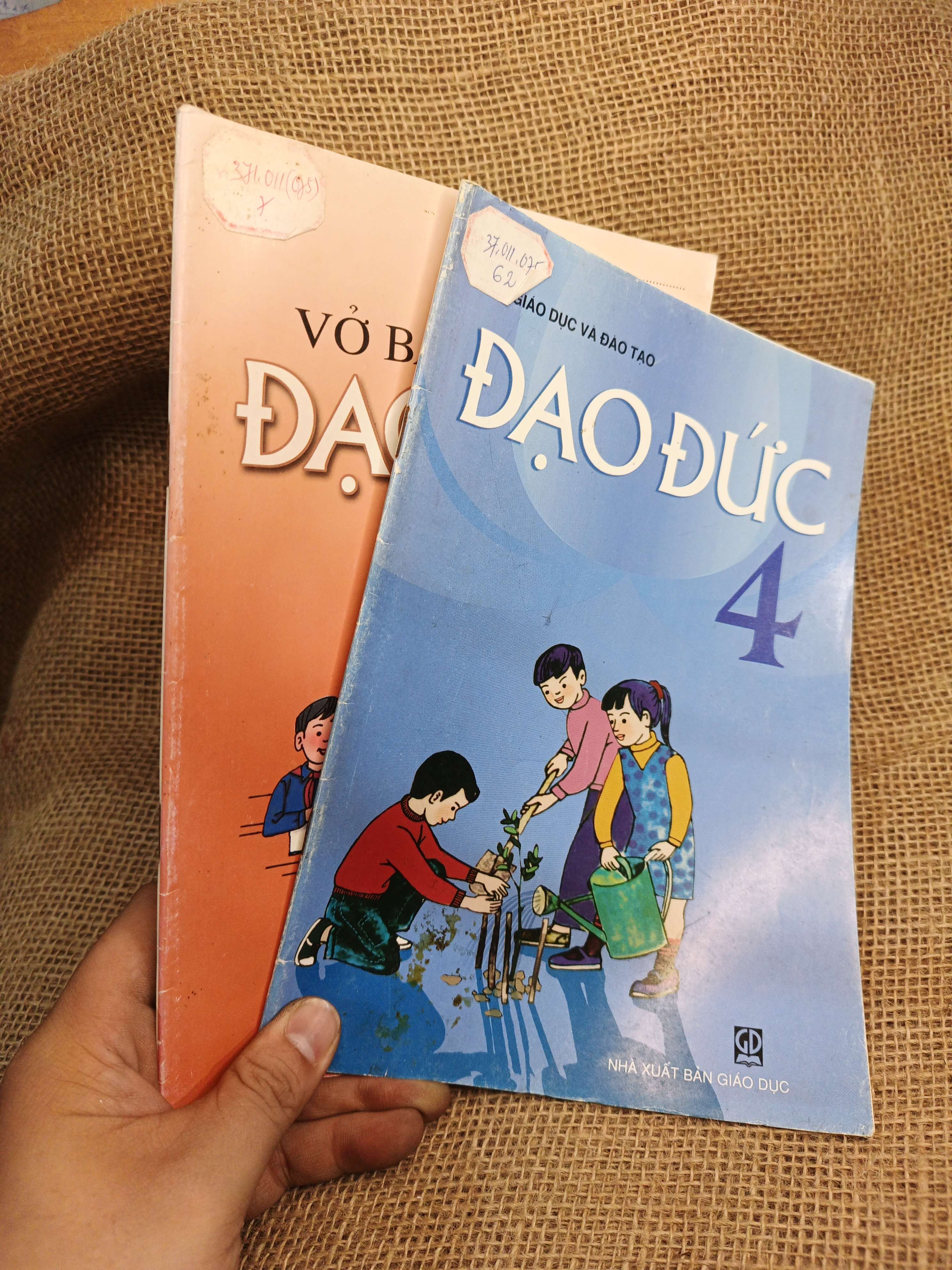 Combo Đạo đức và Vở bài tập Đạo đức 4 2005 mới 80% (Sách giáo khoa - giáo trình) HCM060526