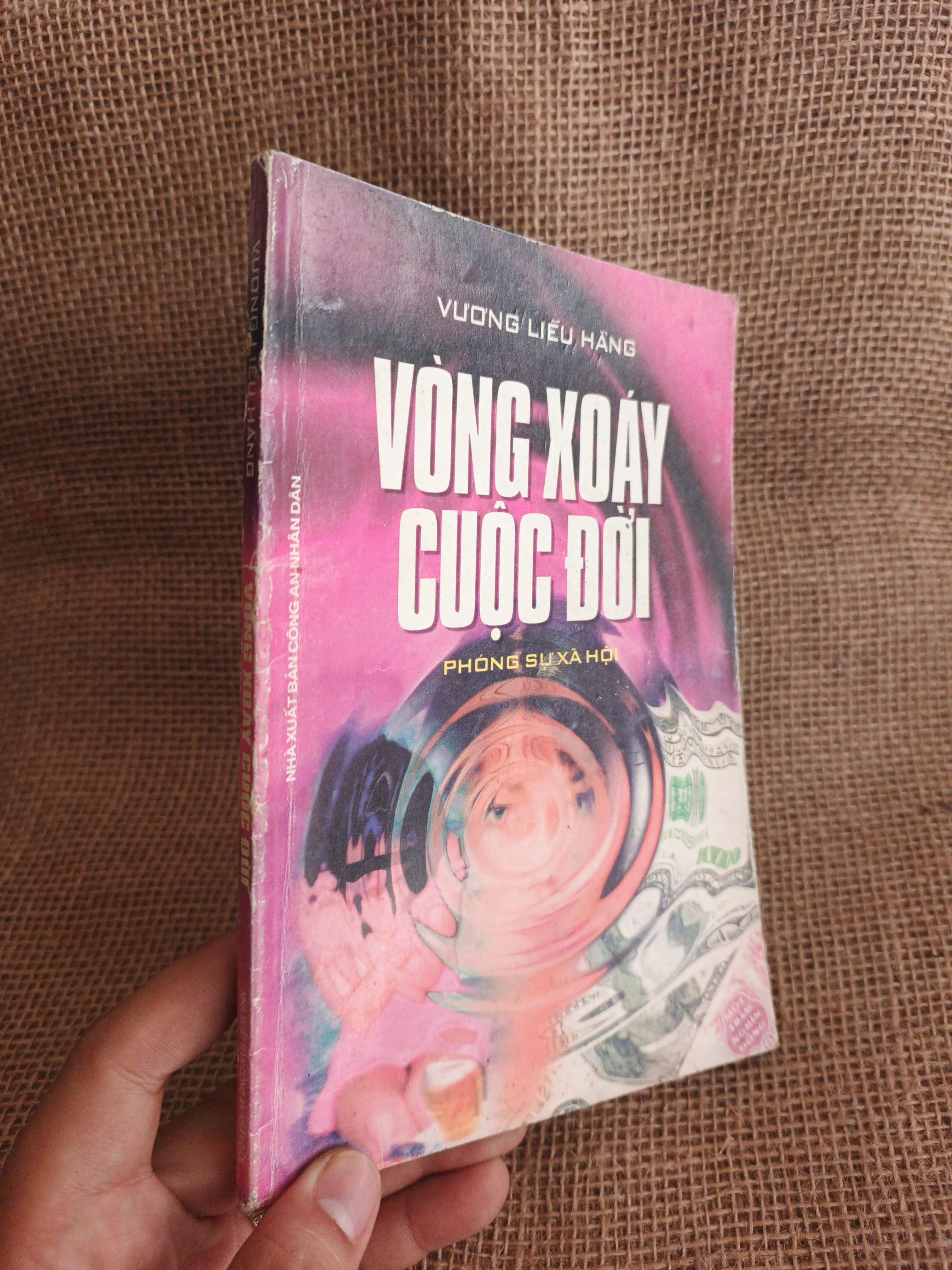 Vòng xoáy cuộc đời - Vương Liễu Hằng 2004 mới 80% (Sách văn học) HCM060526 (NSX)