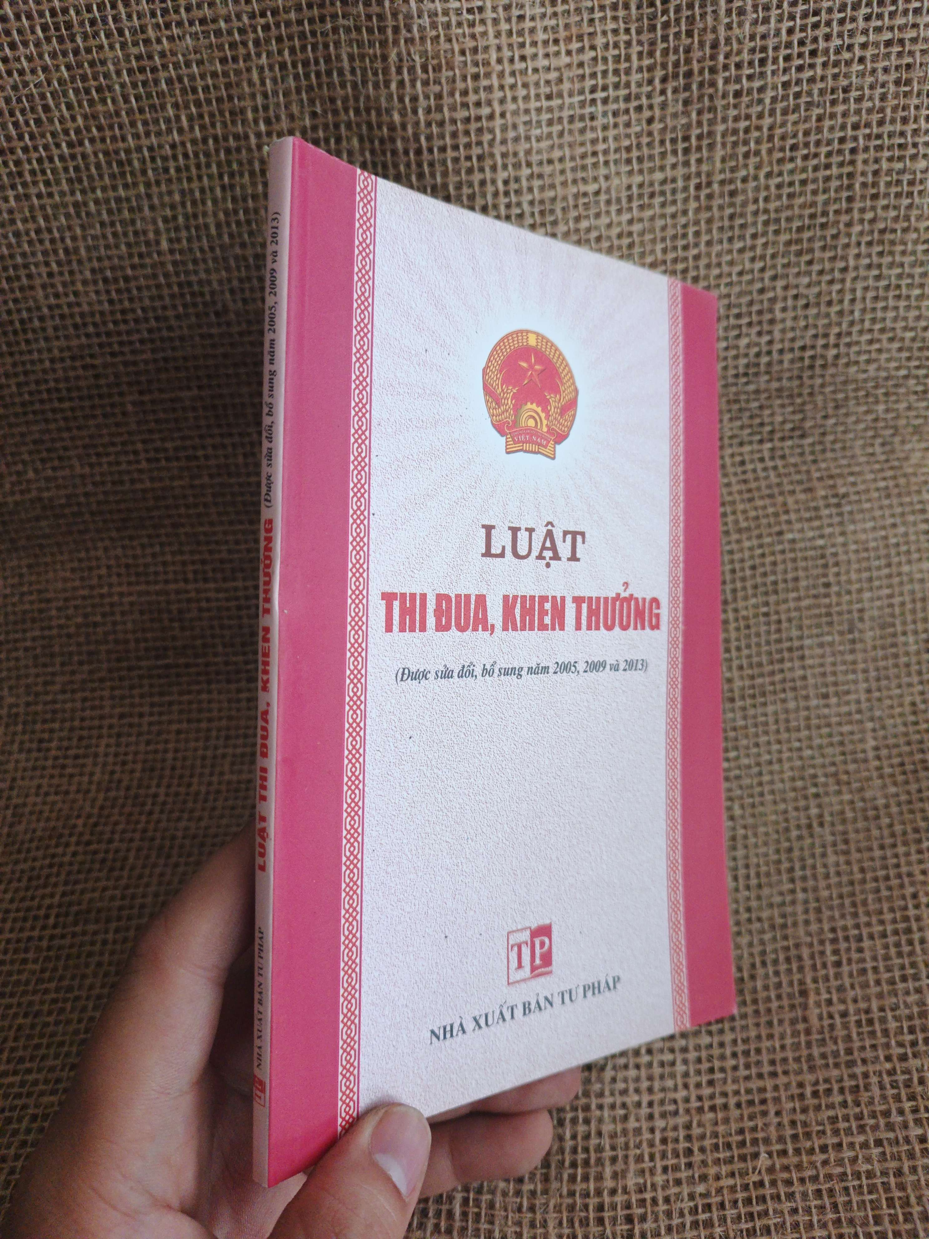 Luật thi đua, khen thưởng 2014 mới 90% (Sách chính trị - pháp lý) HCM060526 (NSX)