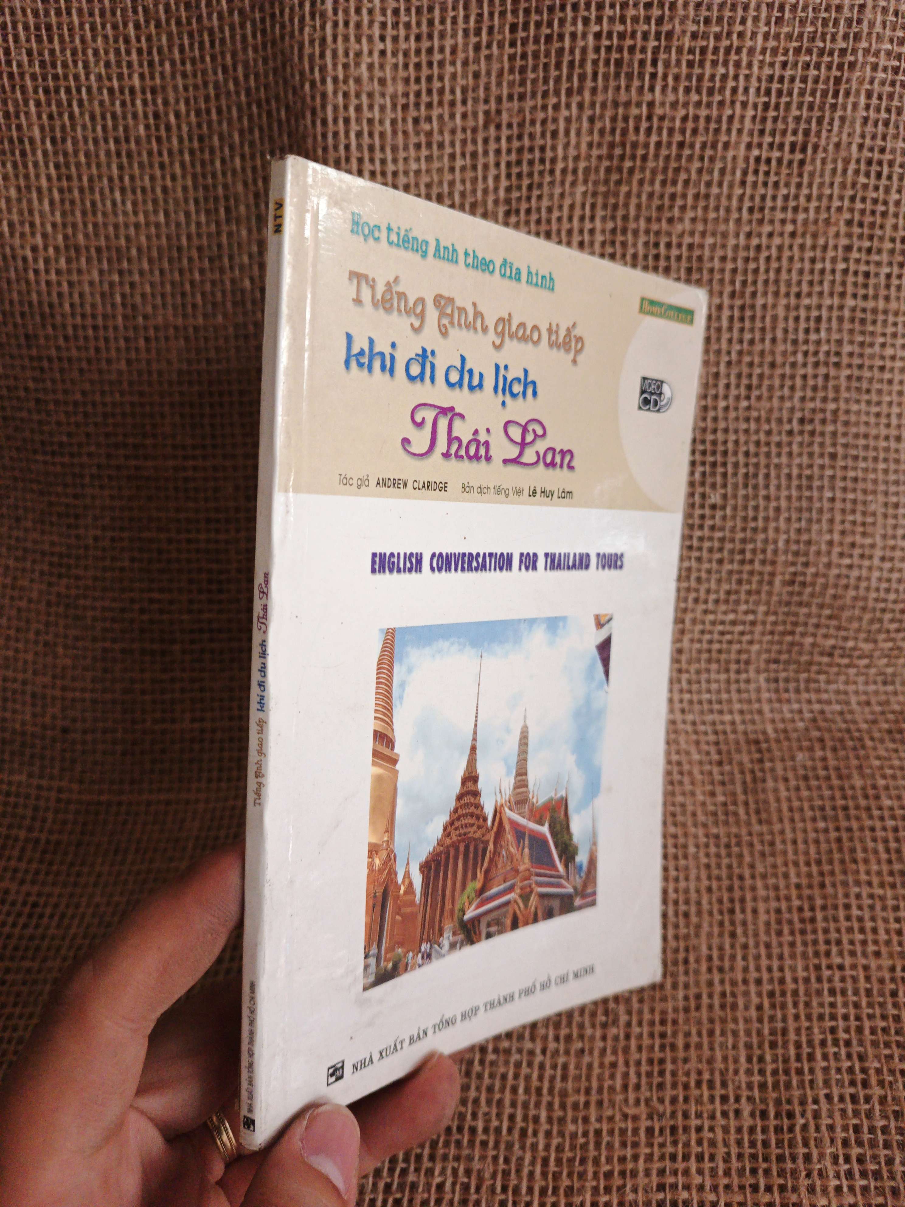 Tiếng Anh giao tiếp khi đi du lịch Thái Lan 2006 mới 80% (Sách tự học tiếng Anh) HCM060526