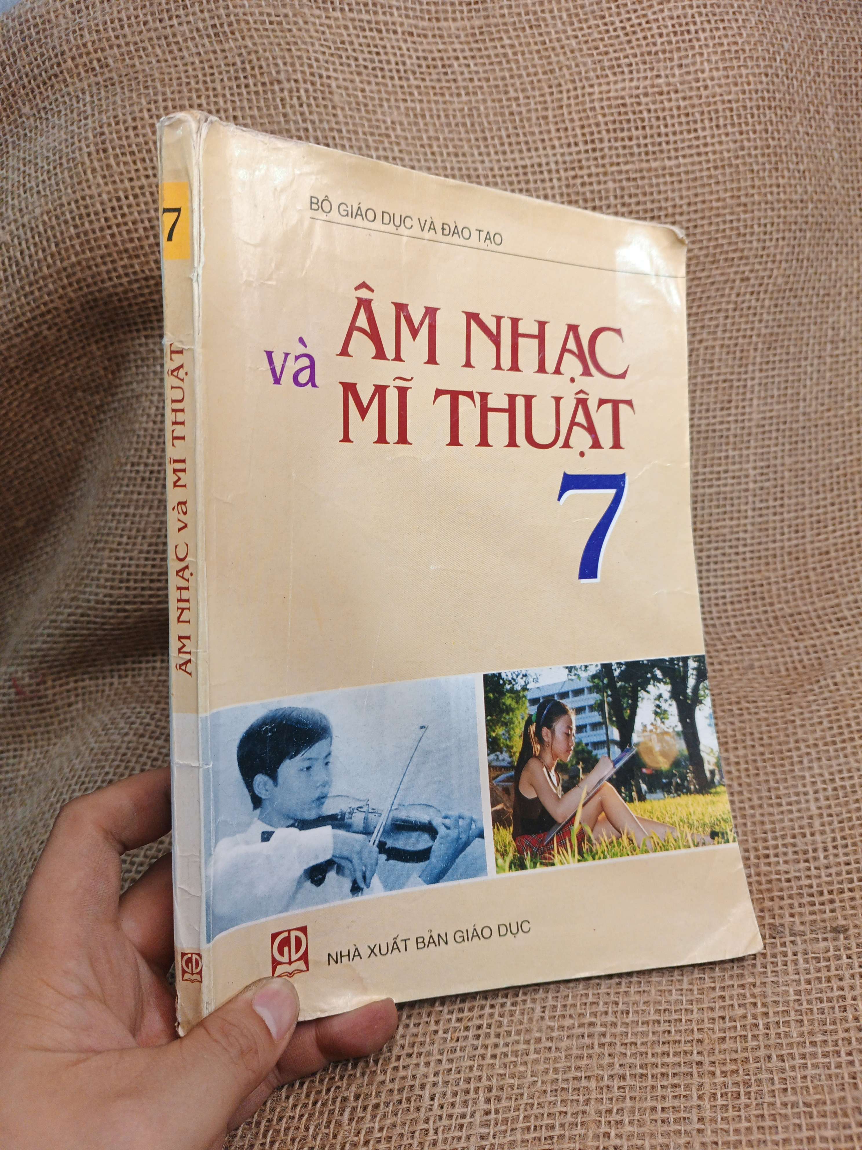 Âm nhạc và Mĩ thuật 7 2004 mới 80% (Sách giáo khoa - giáo trình) HCM060526