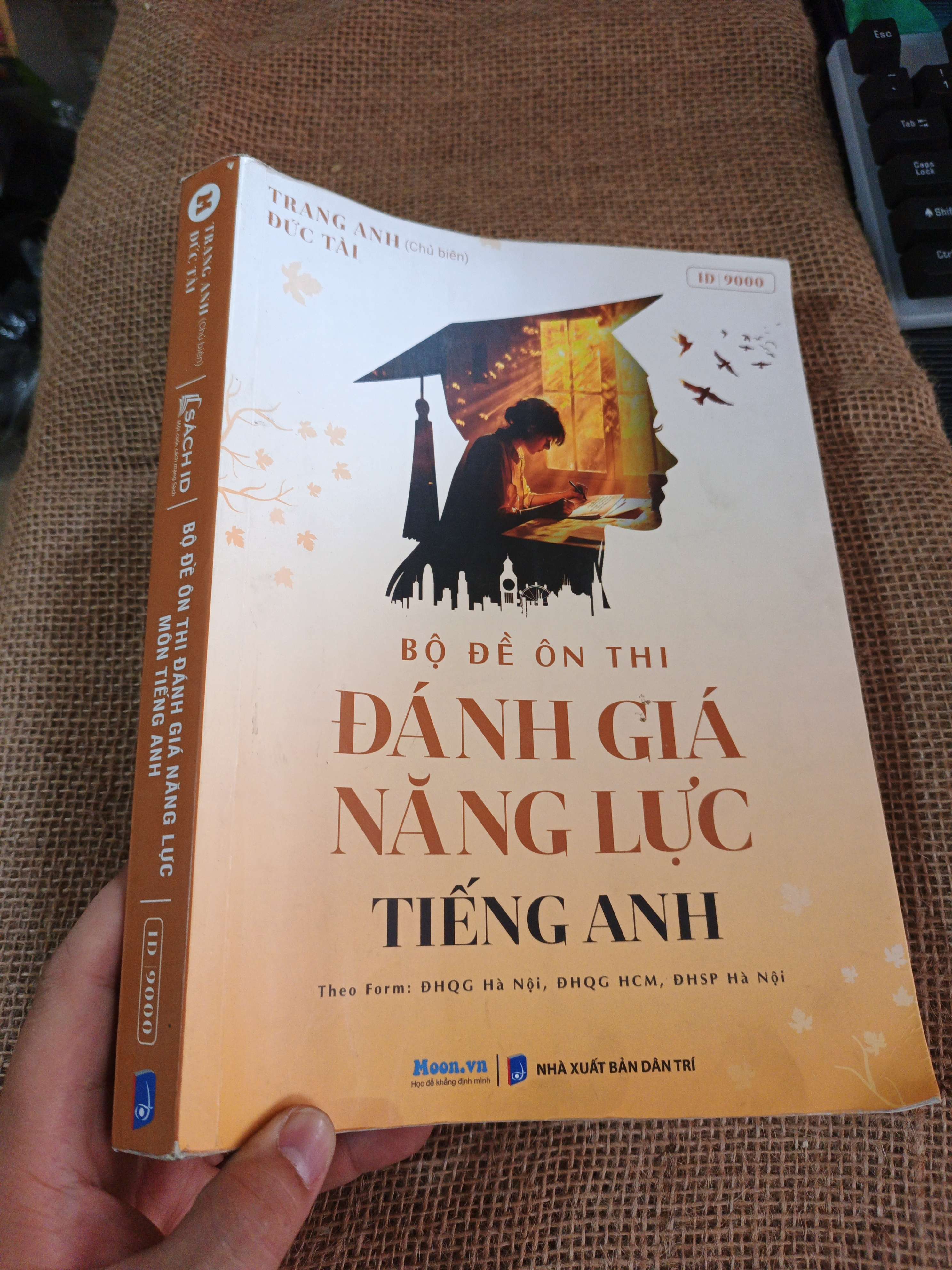 Bộ đề ôn thi đánh giá năng lực môn Tiếng Anh 2024 mới 90% (Sách tự học tiếng Anh) HLSC060526
