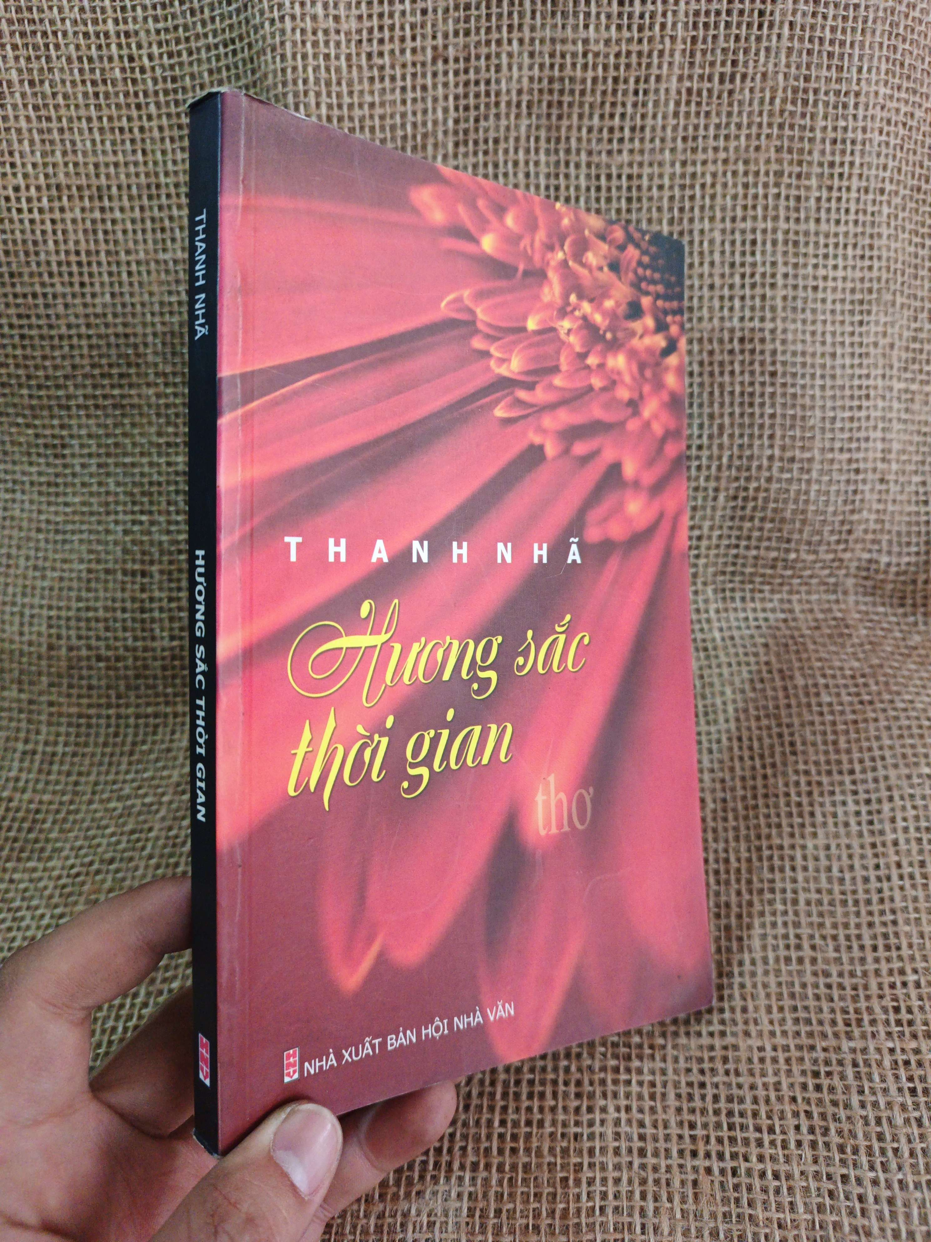 Hương sắc thời gian - Thanh Nhã 2015 mới 90% (Sách văn học) HCM060526 (NSX)