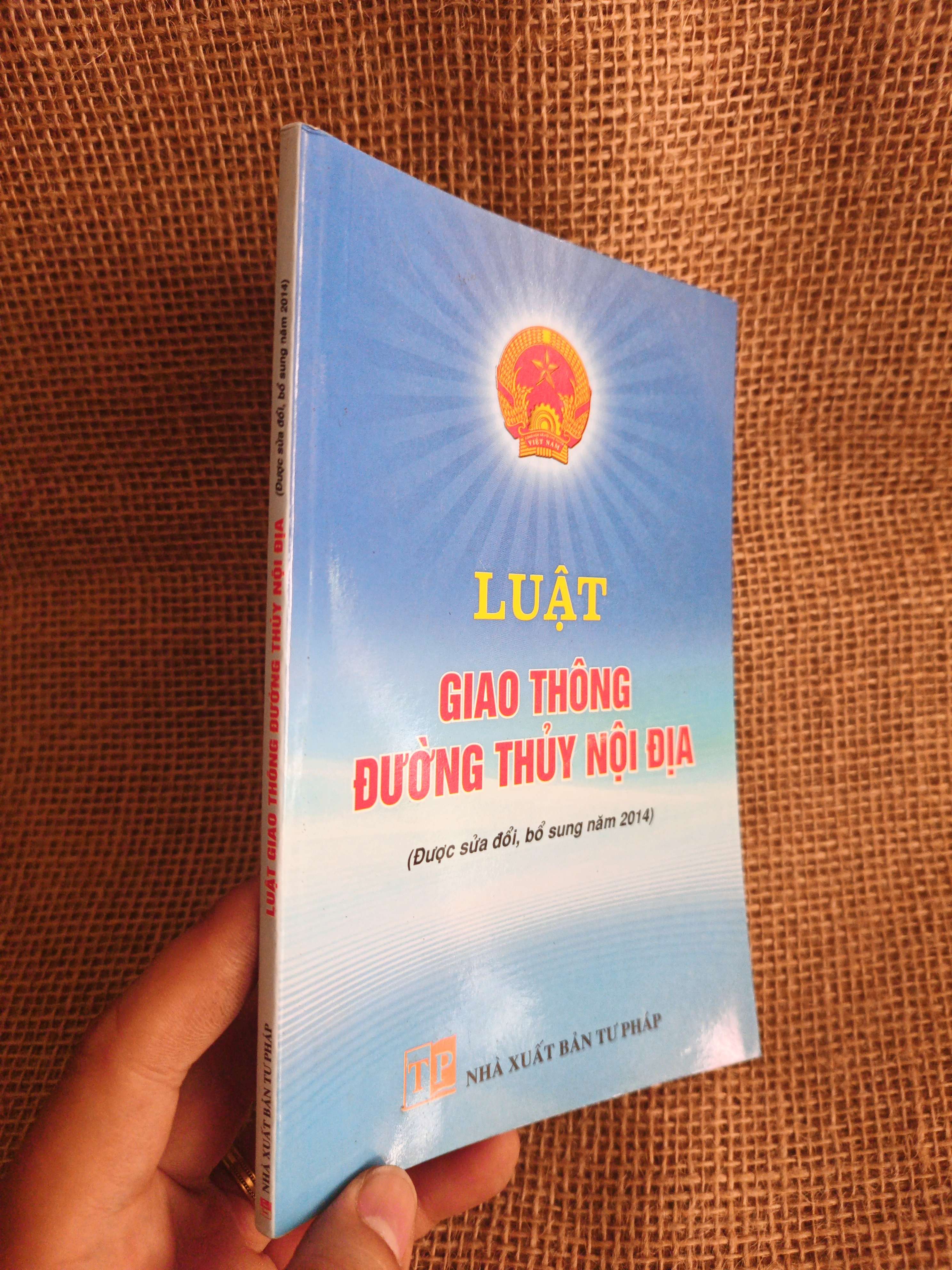 Luật giao thông đường thuỷ nội địa 2014 mới 90% (Sách chính trị - pháp lý) HCM060526 (NSX)
