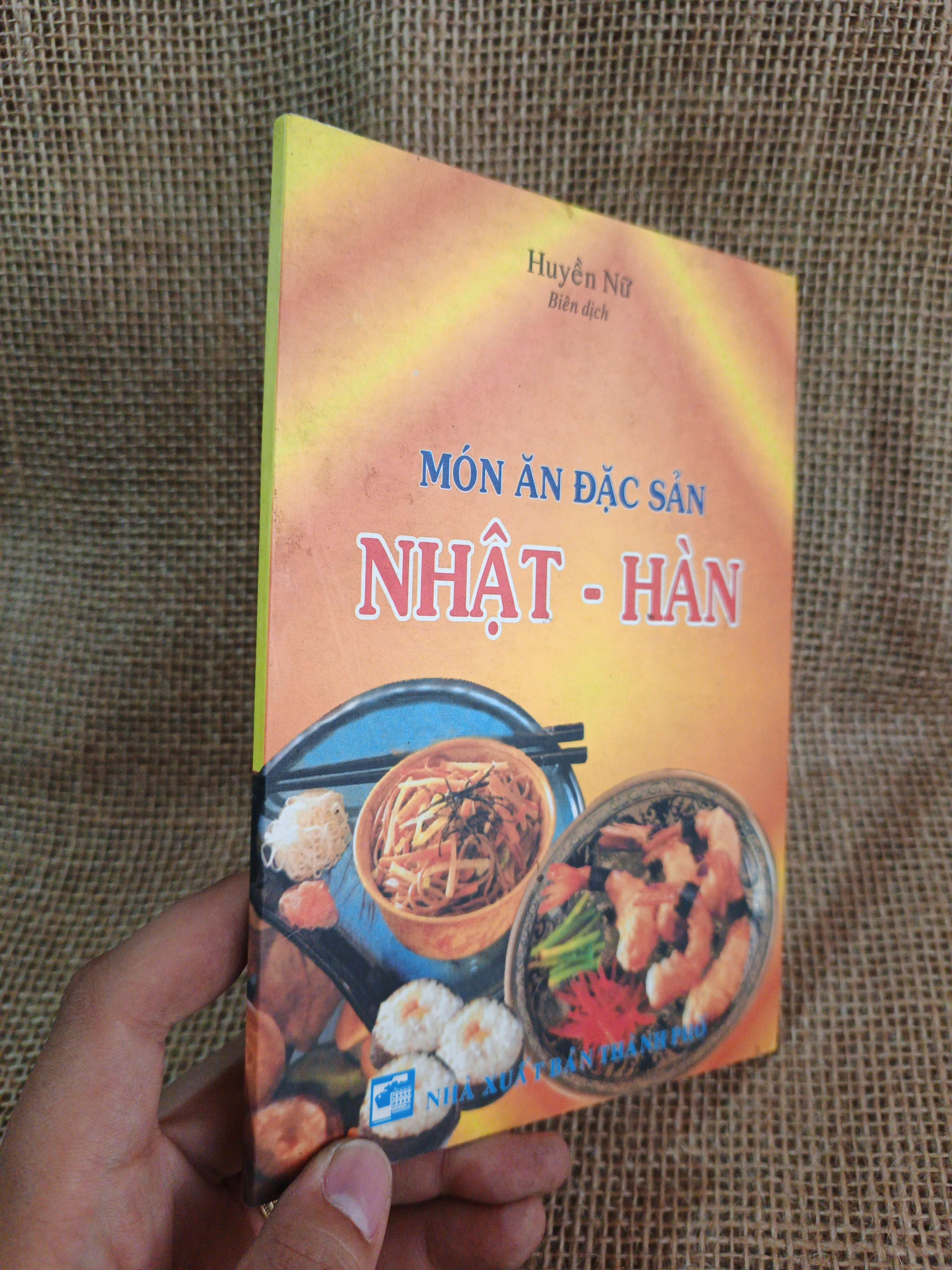 Món ăn đặc sắc Nhật - Hàn 2001 mới 90% (Sách kiến thức tổng hợp) HCM060526 (NSX)