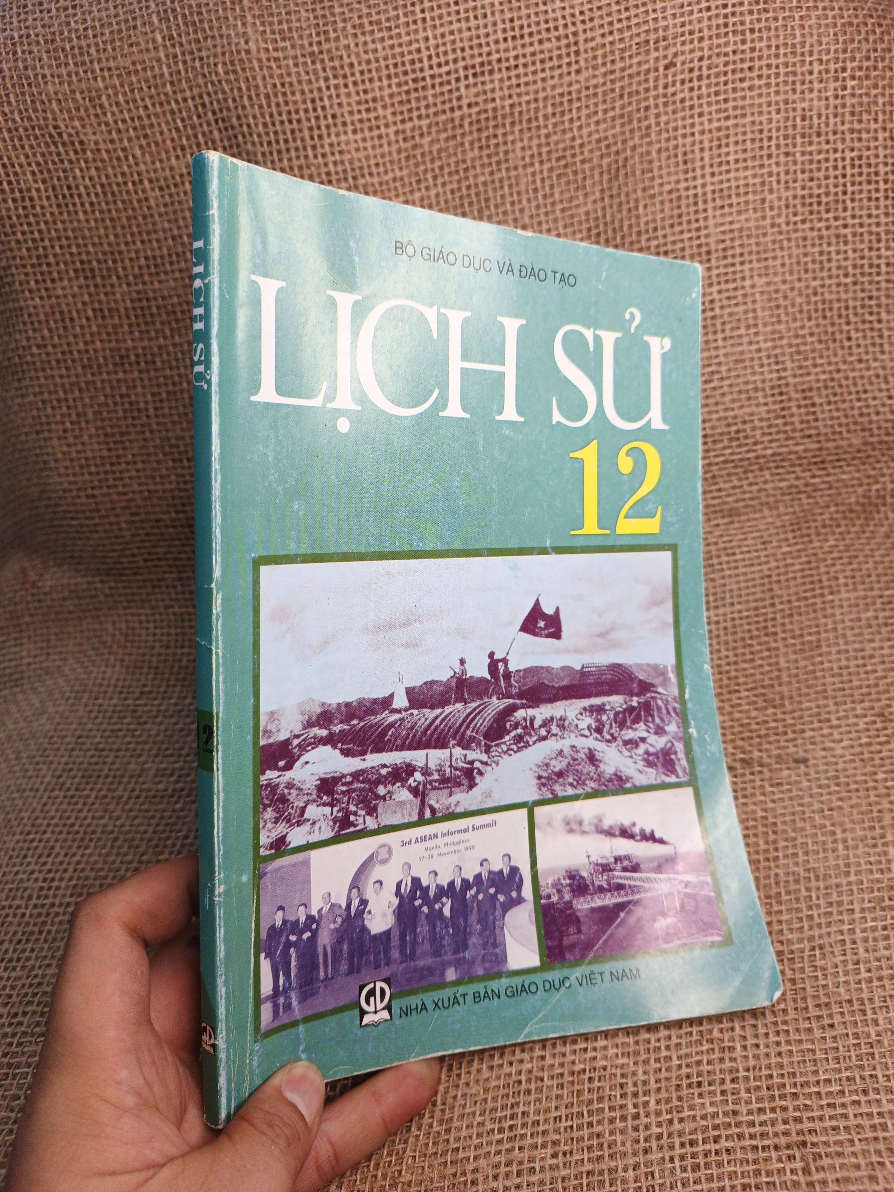 Lịch sử 12 2022 mới 90% (Sách giáo khoa - giáo trình) HCM060526