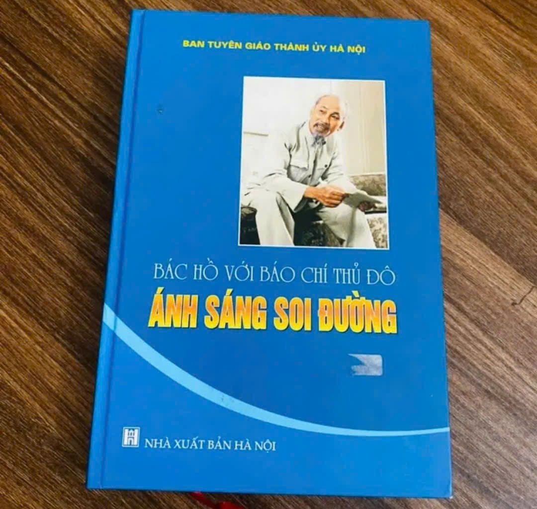 Bác Hồ với báo chí Thủ đô - Ánh sáng soi đường (Lịch sử Việt Nam) NBHT060526